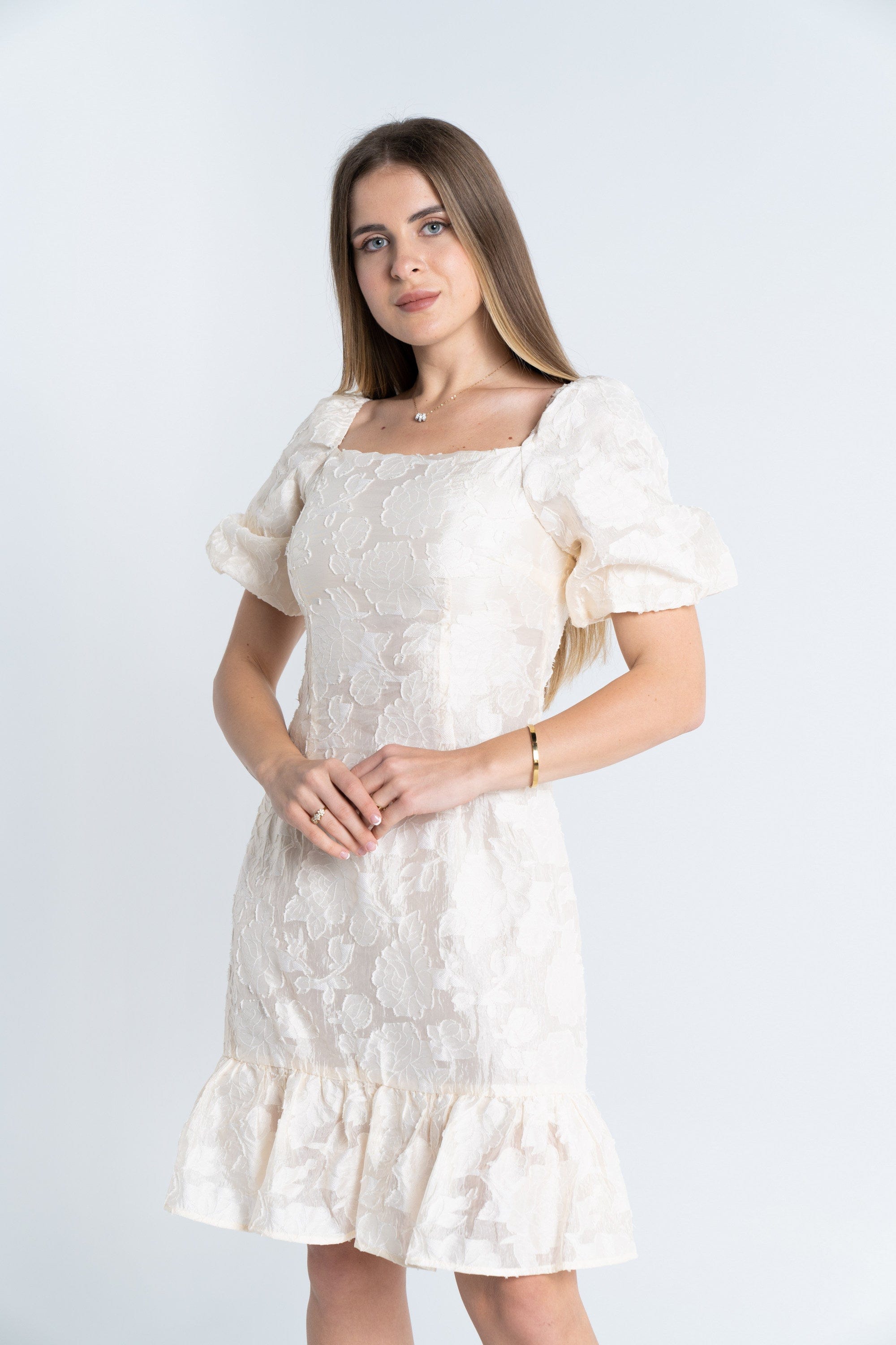 ميكا فستان قصير مطرز ياقة مربعة كم قصير بف نسائي