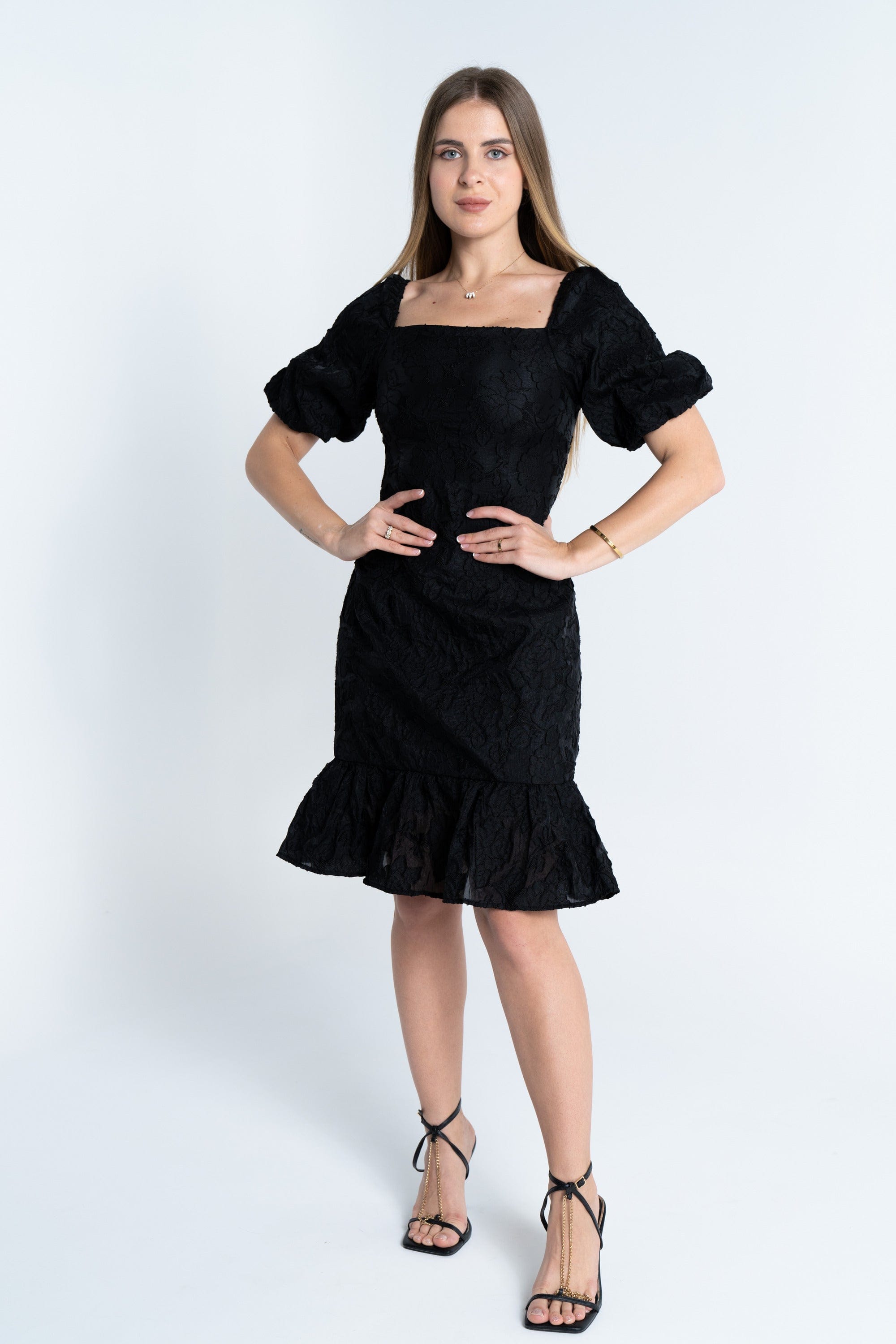 ميكا فستان قصير مطرز ياقة مربعة كم قصير بف نسائي