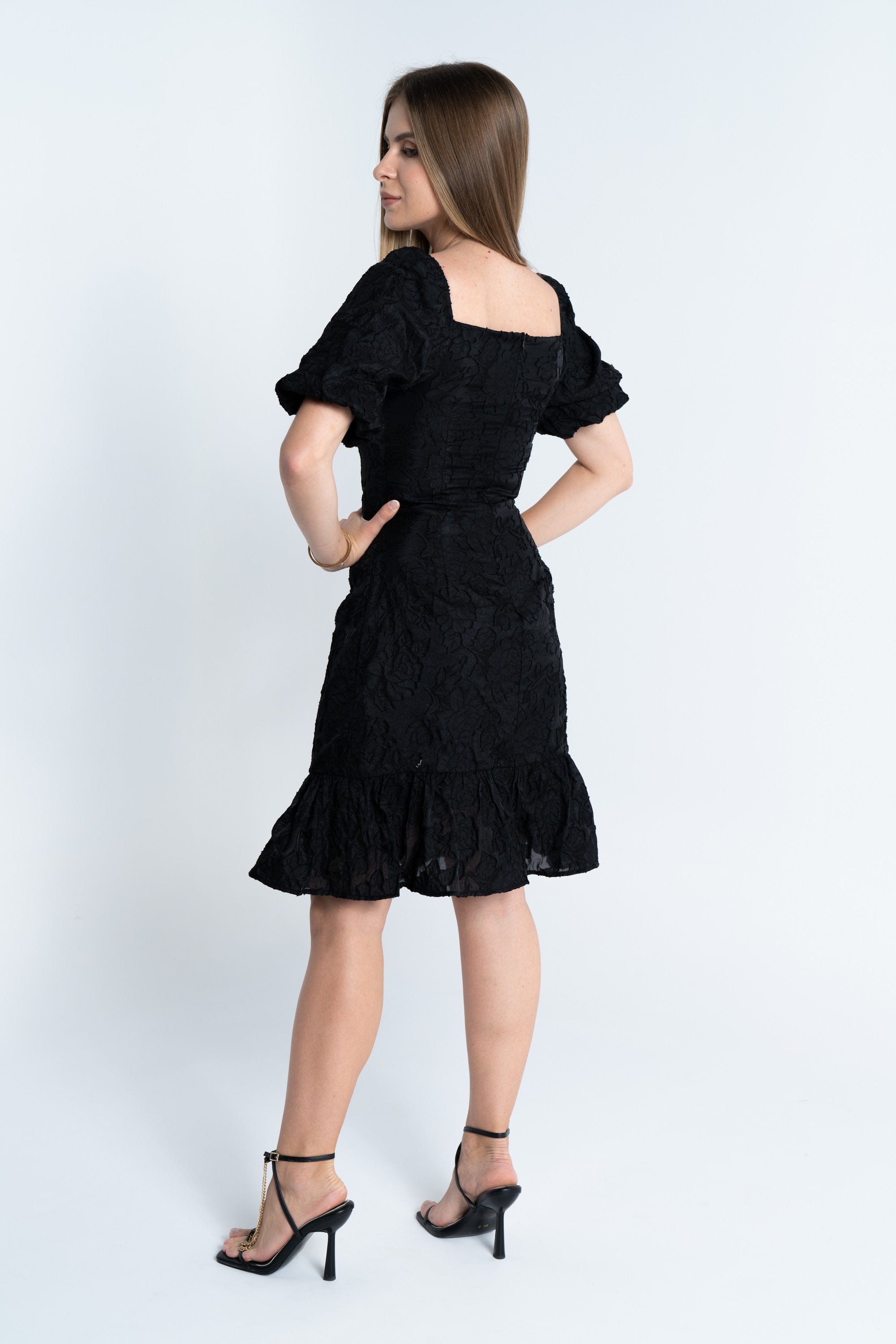 ميكا فستان قصير مطرز ياقة مربعة كم قصير بف نسائي