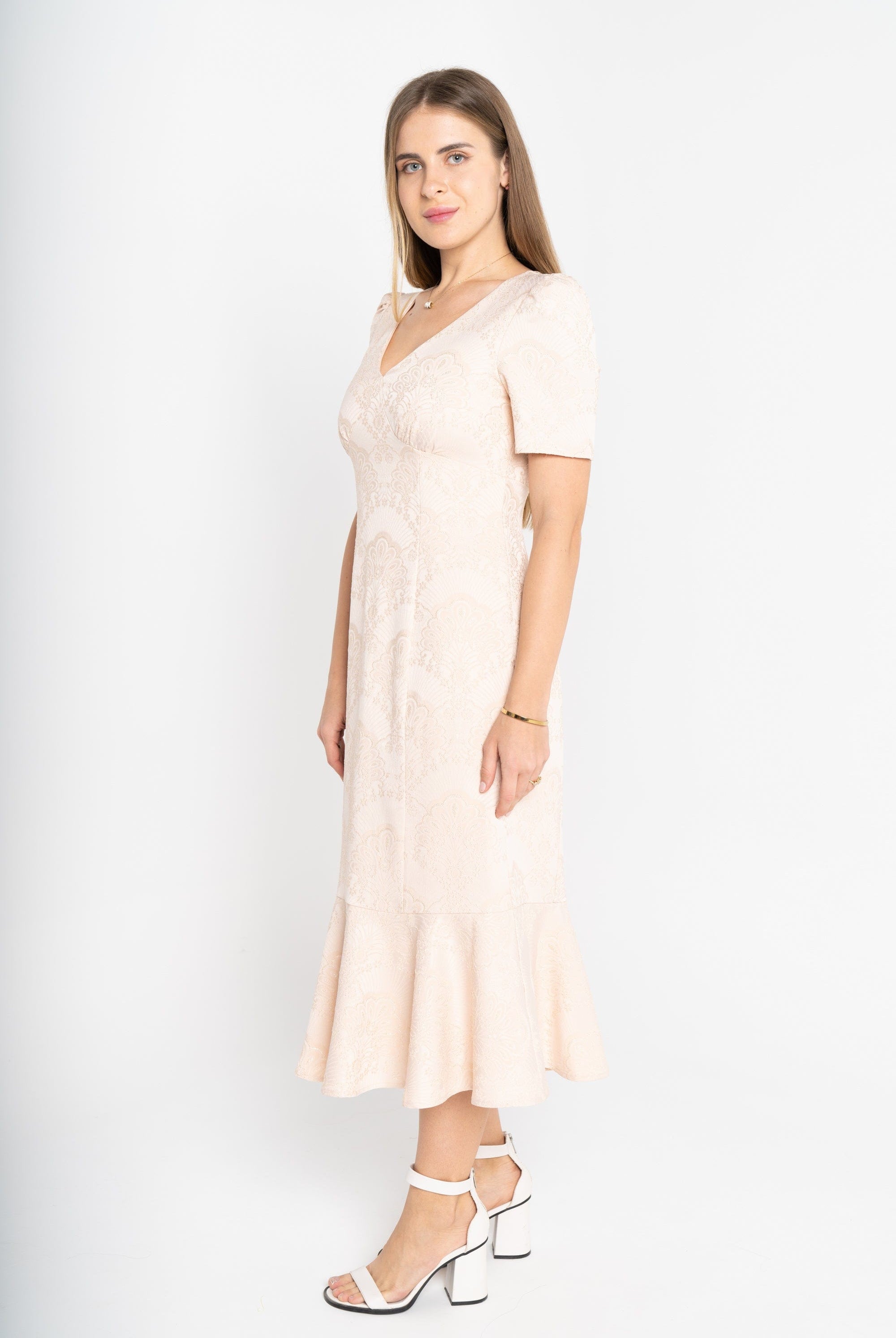 ميكا فستان ميدي أكمام قصير فخم بفتحة صدر عميقة بيج