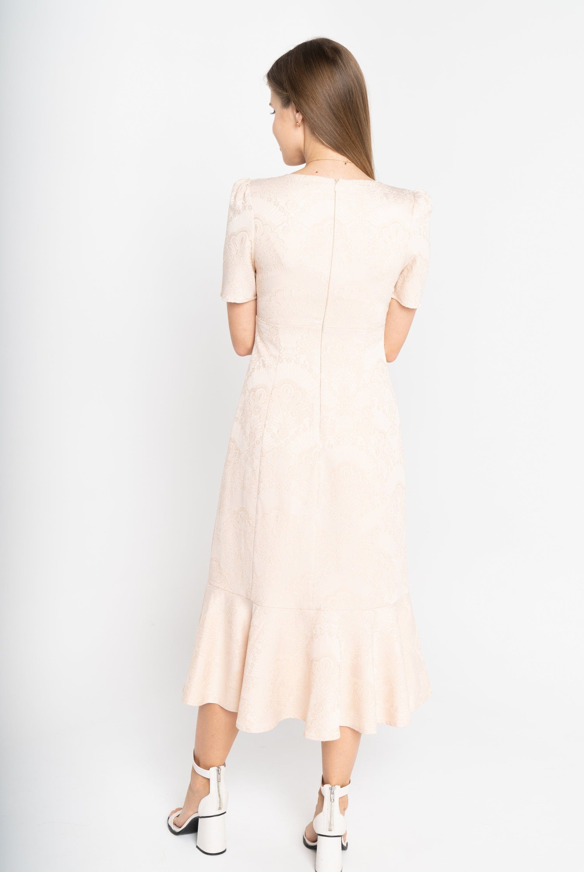 ميكا فستان ميدي أكمام قصير فخم بفتحة صدر عميقة بيج