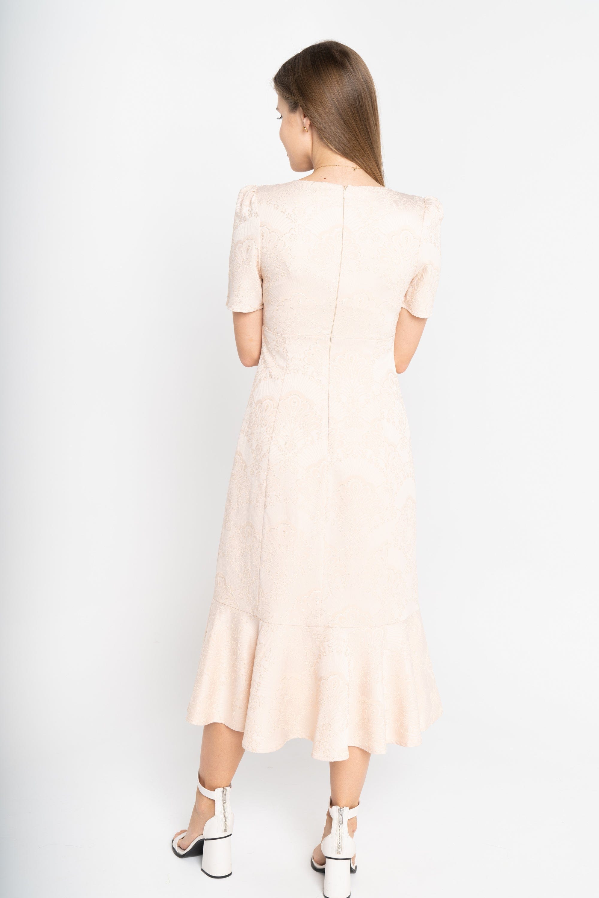 ميكا فستان ميدي أكمام قصير فخم بفتحة صدر عميقة بيج