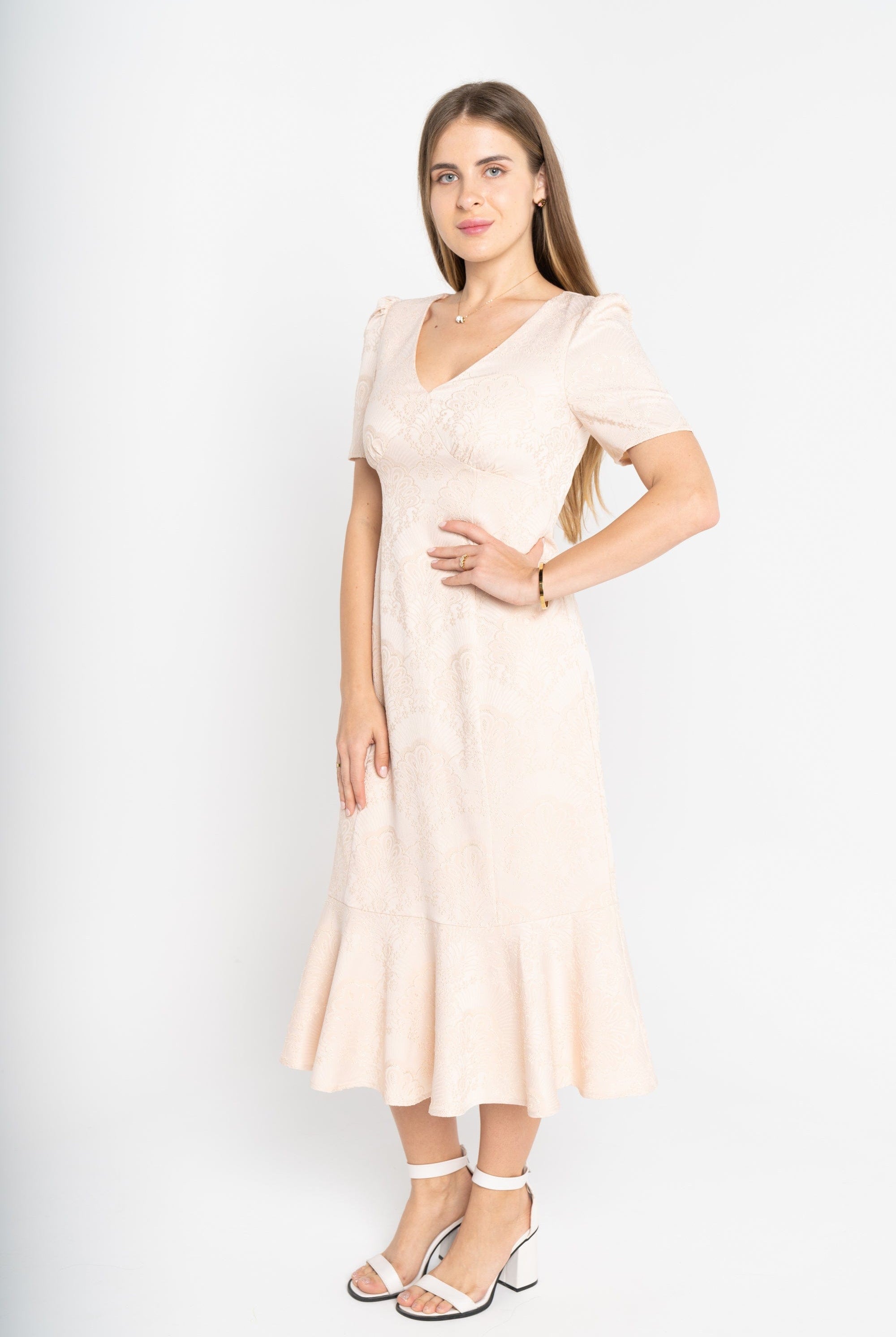 ميكا فستان ميدي أكمام قصير فخم بفتحة صدر عميقة بيج