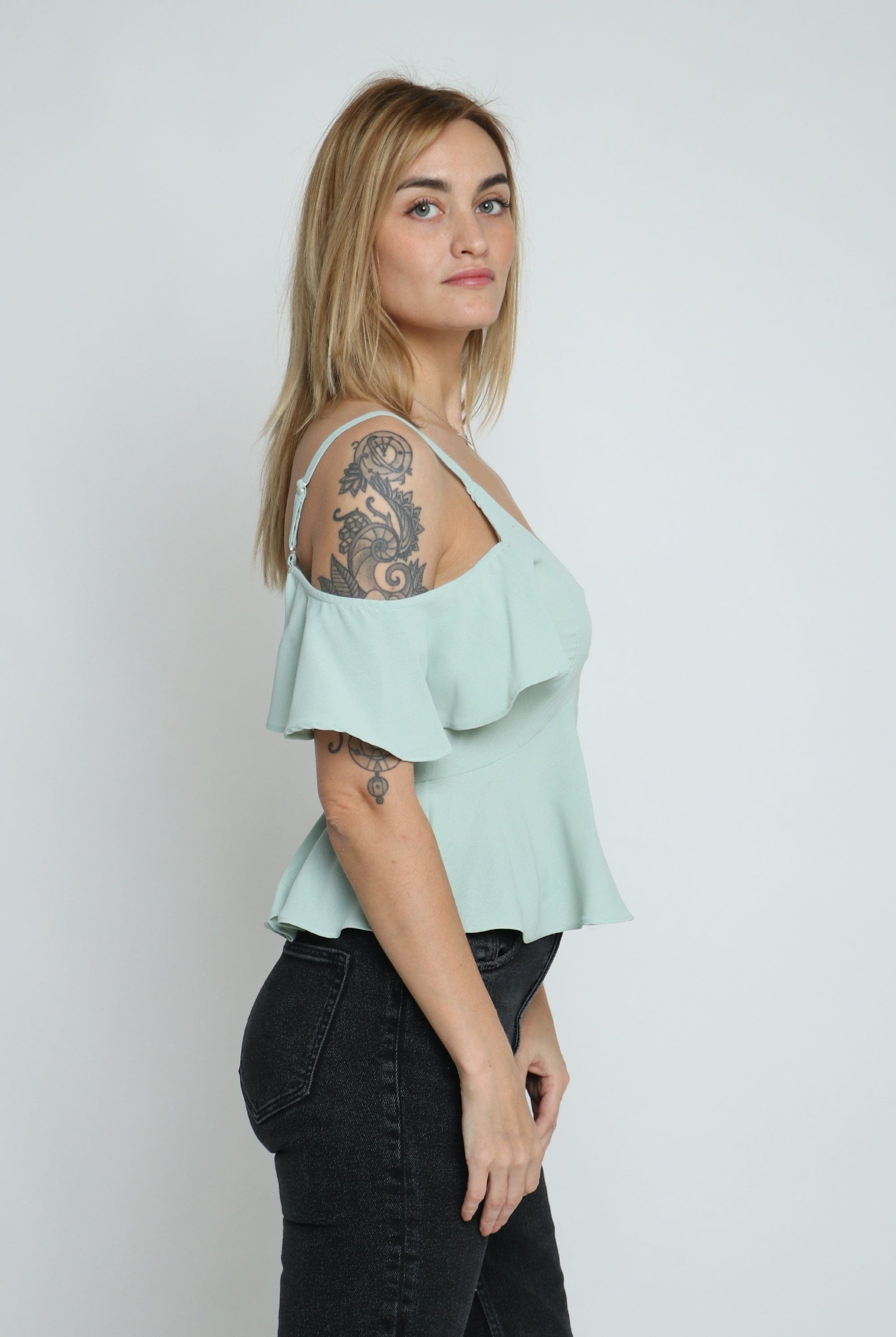 ميكا بلوزة حمالات بأكتاف مكشوفة مكشكشة نسائي