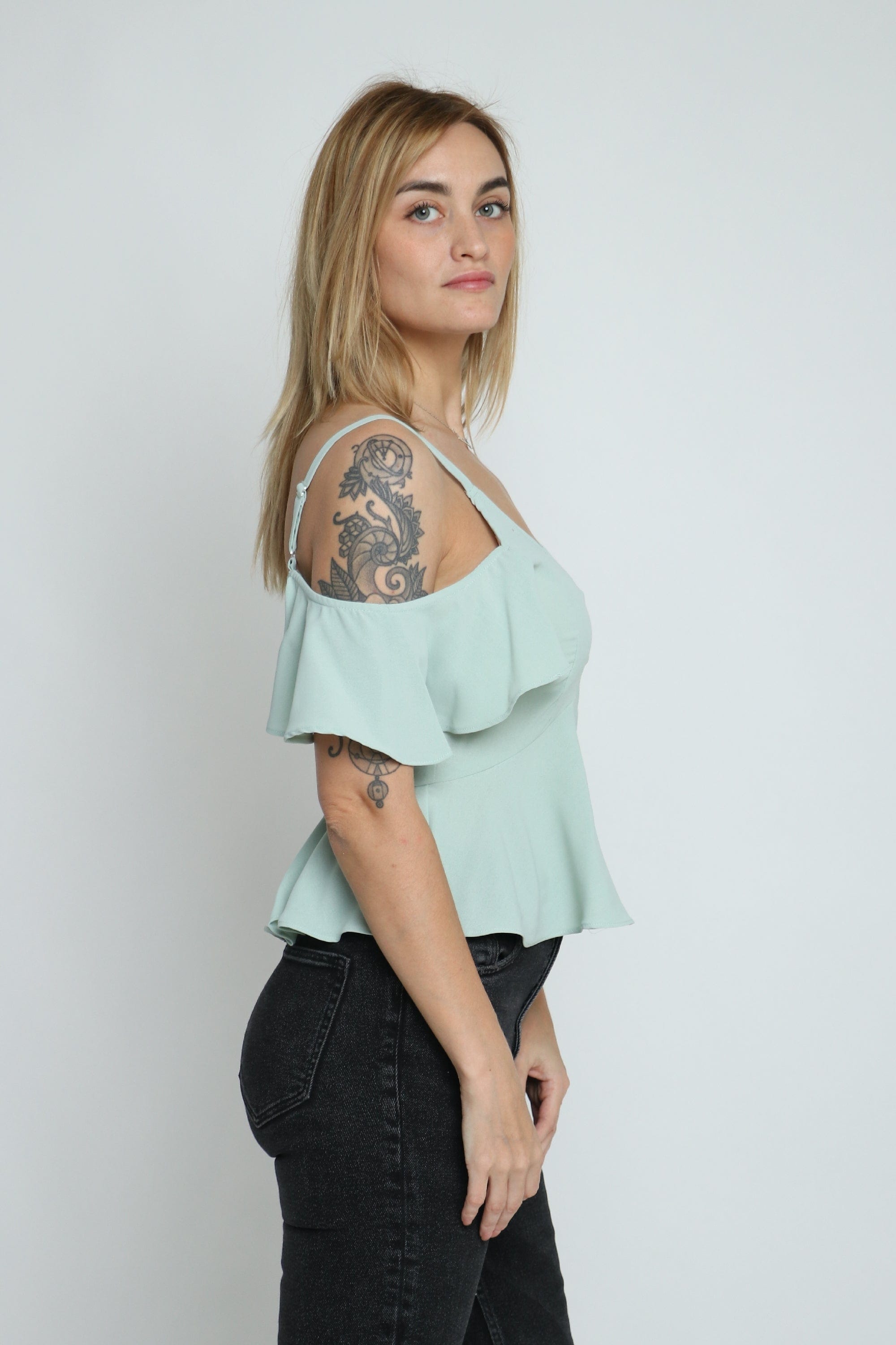 ميكا بلوزة حمالات بأكتاف مكشوفة مكشكشة نسائي