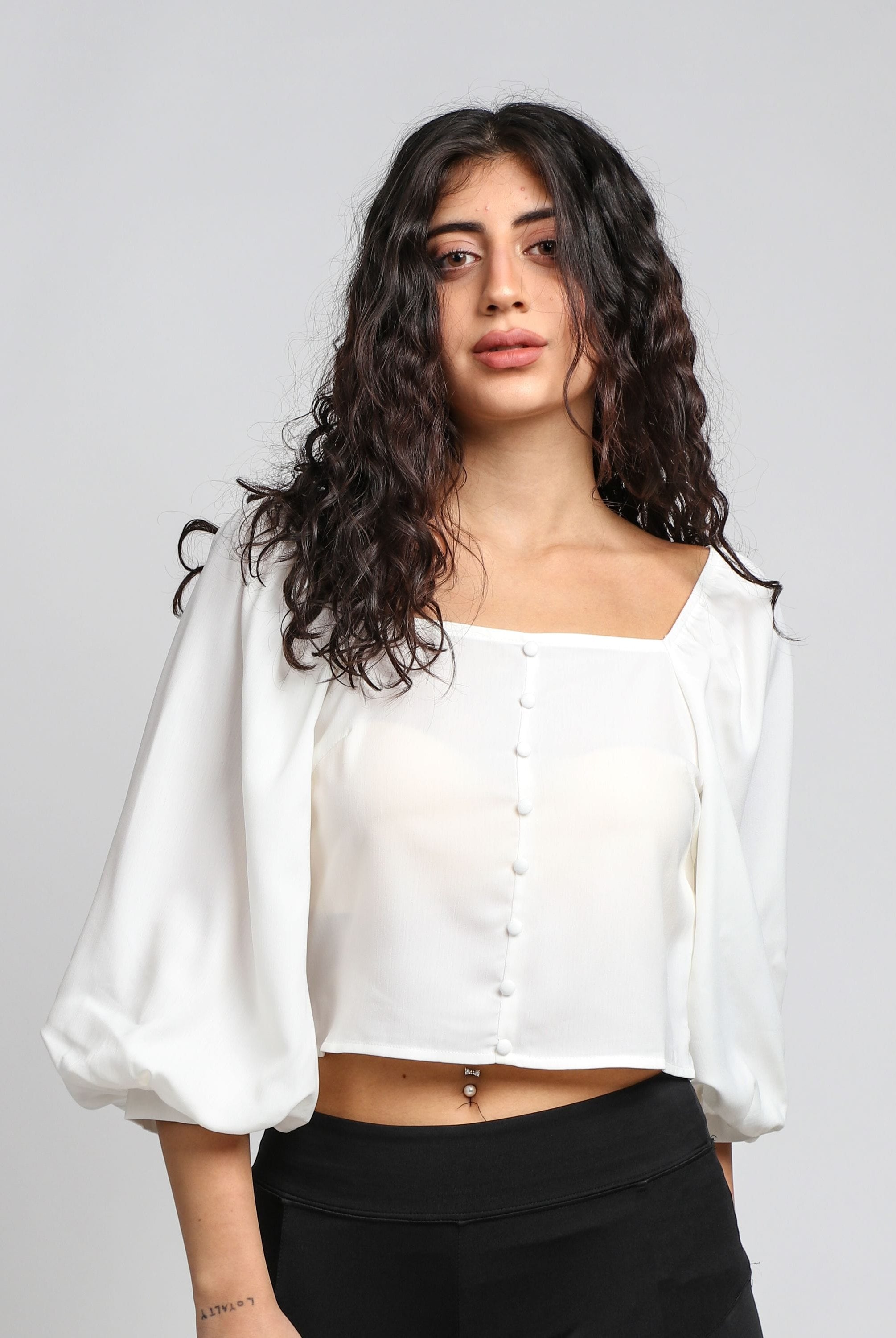 ميكا بلوزة سادة نص بطن بأزرار أمامية 3/4 كم بف