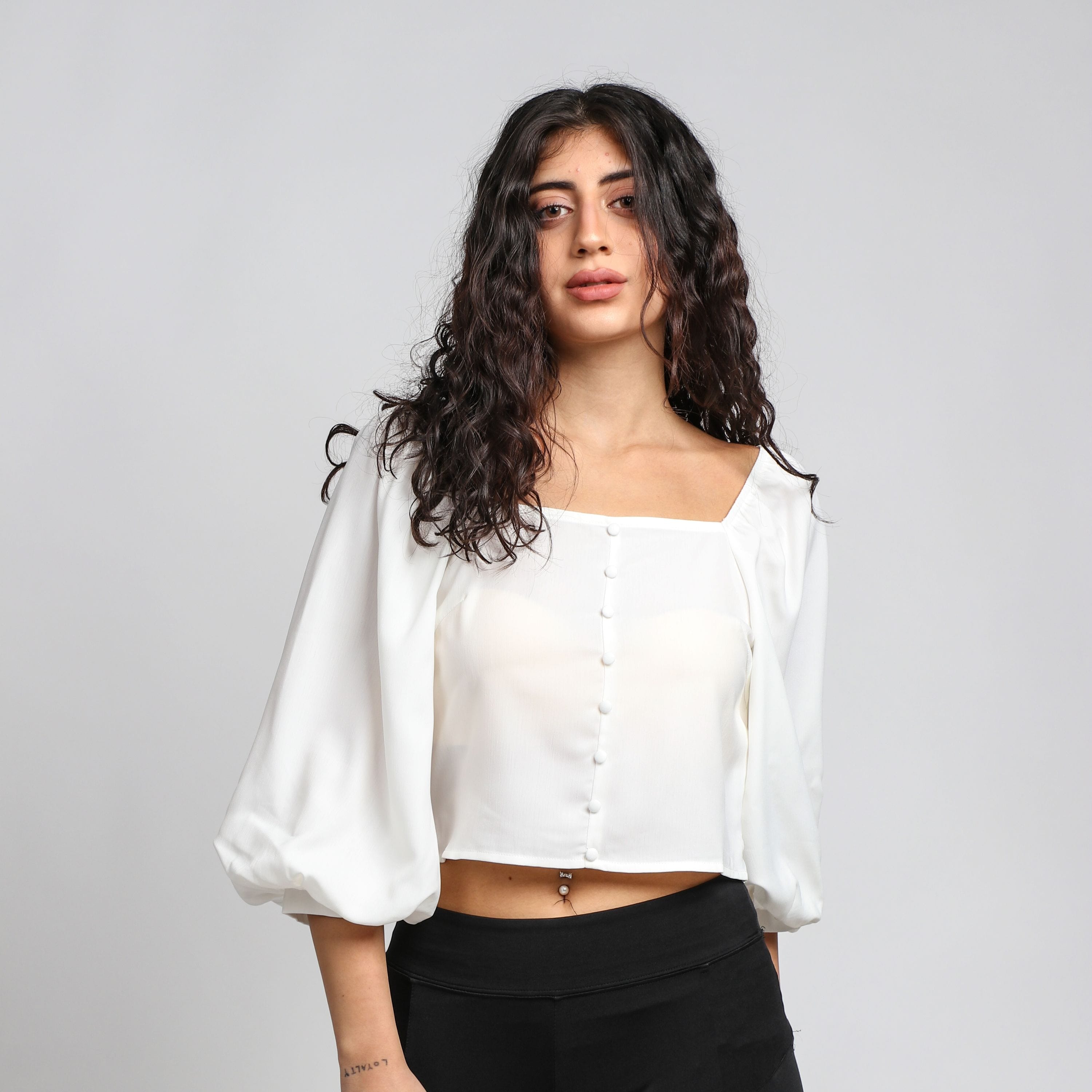 ميكا بلوزة سادة نص بطن بأزرار أمامية 3/4 كم بف