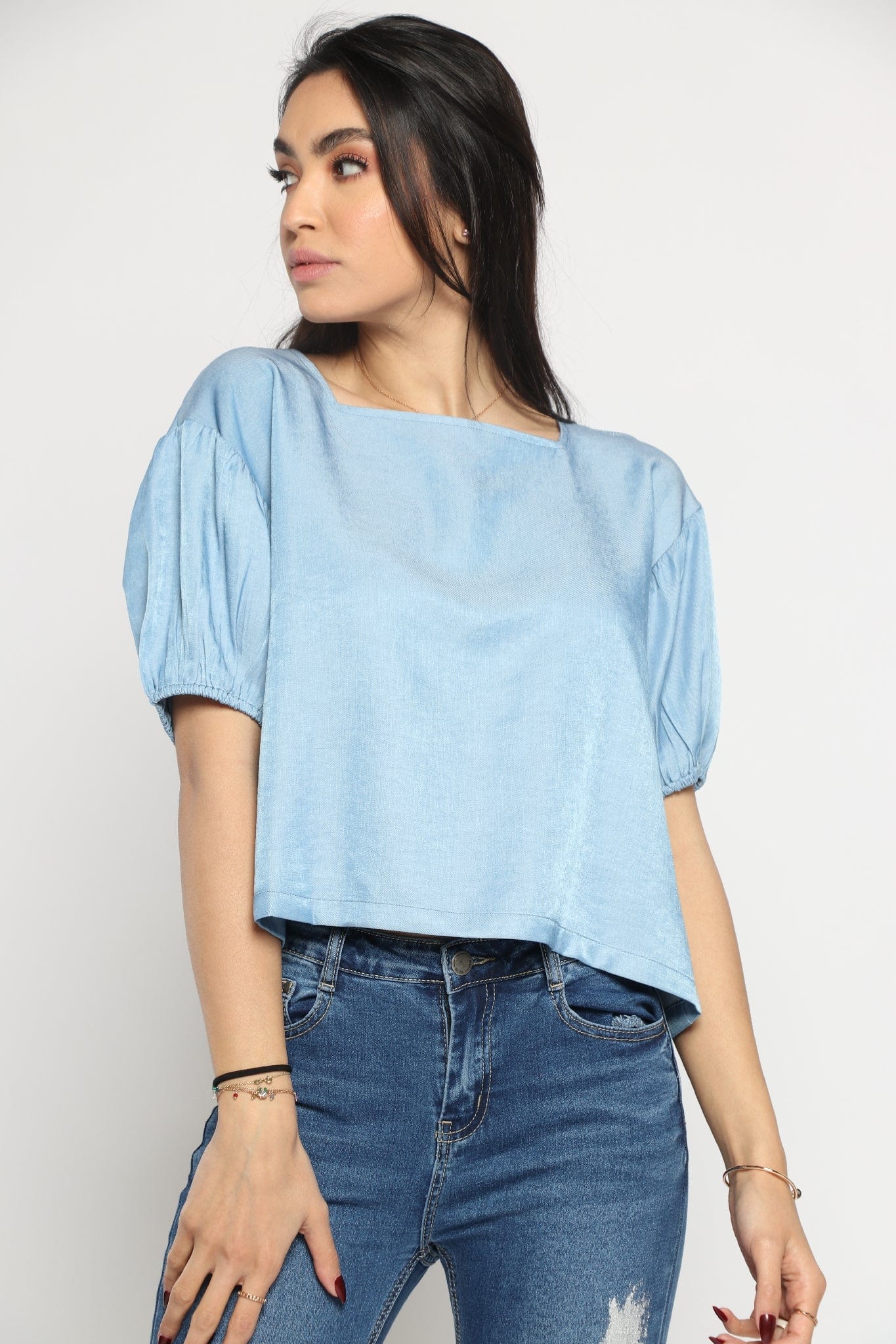 ميكا بلوزة بأكمام قصيرة بفتحة صدر مربعة