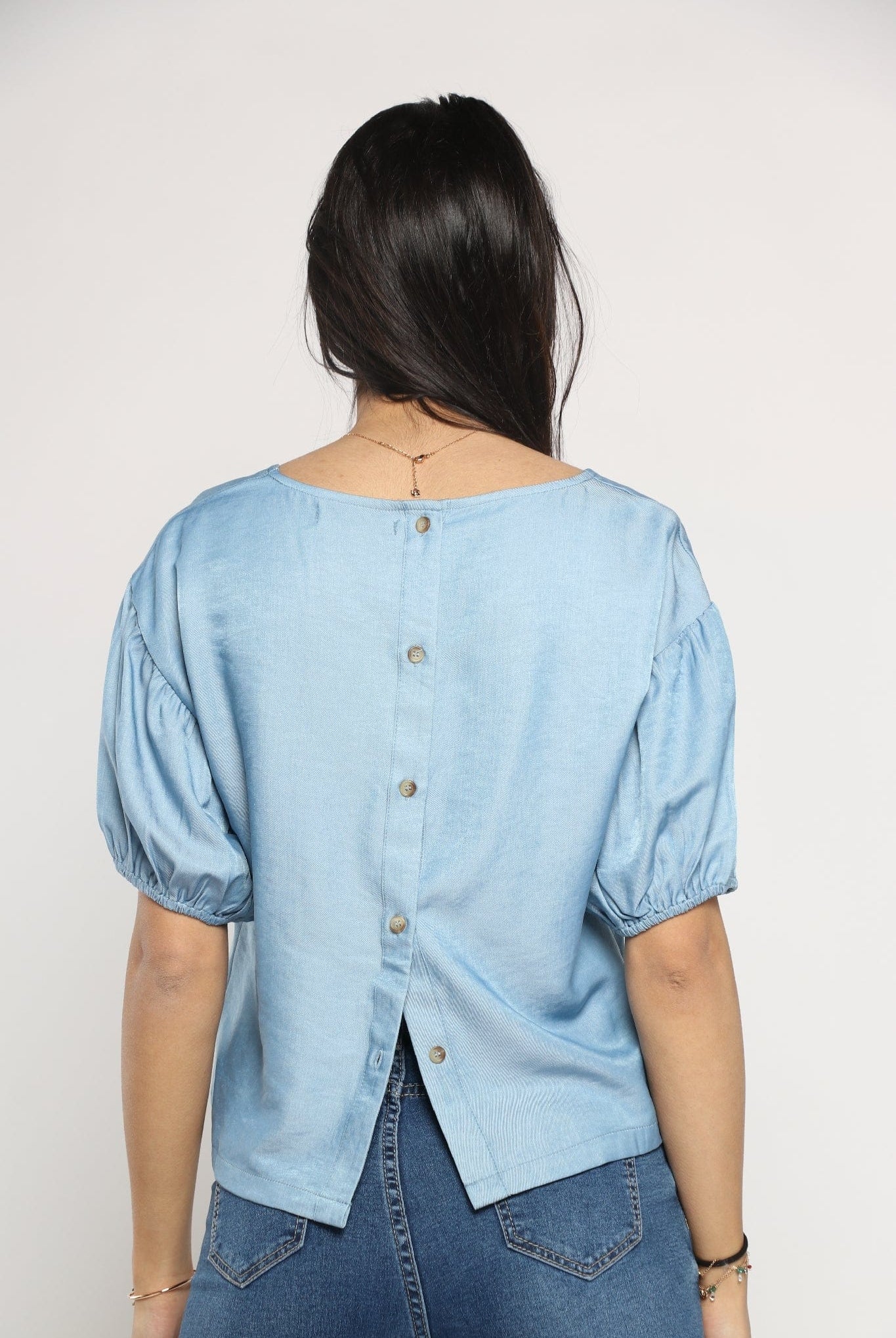 ميكا بلوزة بأكمام قصيرة بفتحة صدر مربعة