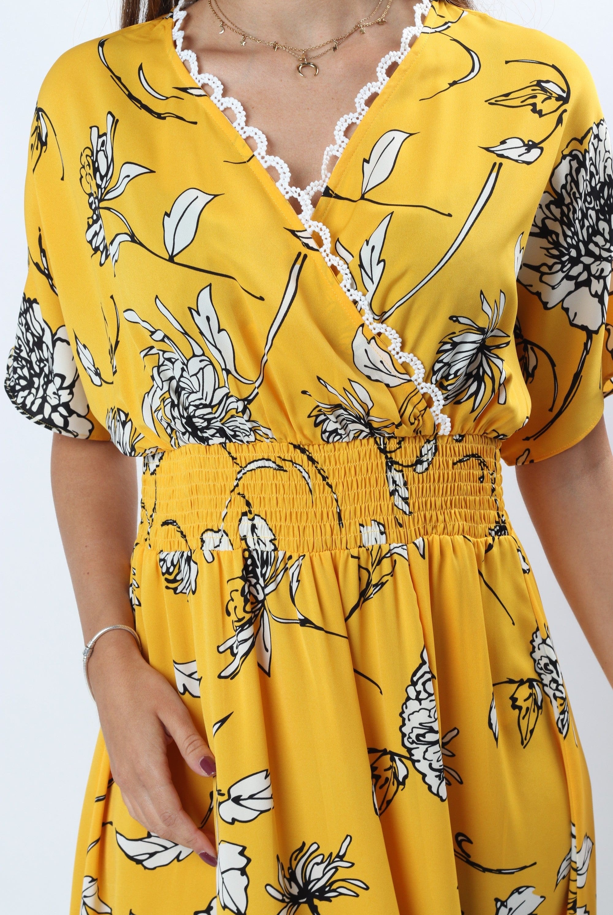 ميكا فستان ميدي لف بفتحة فخذ مطبوع بكم قصير