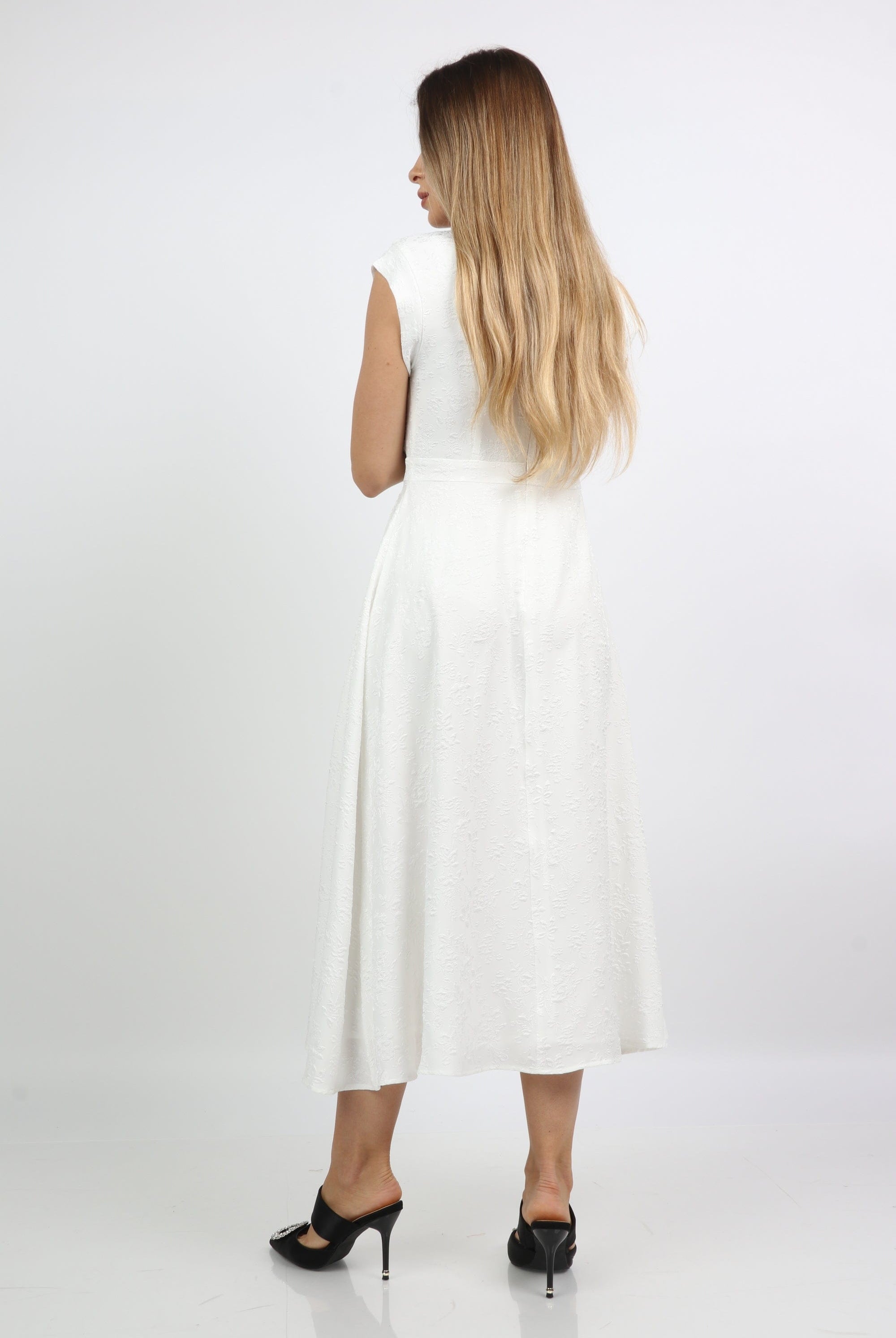 ميكا فستان ميدي كت بفتحة رقبة شكل مثلث