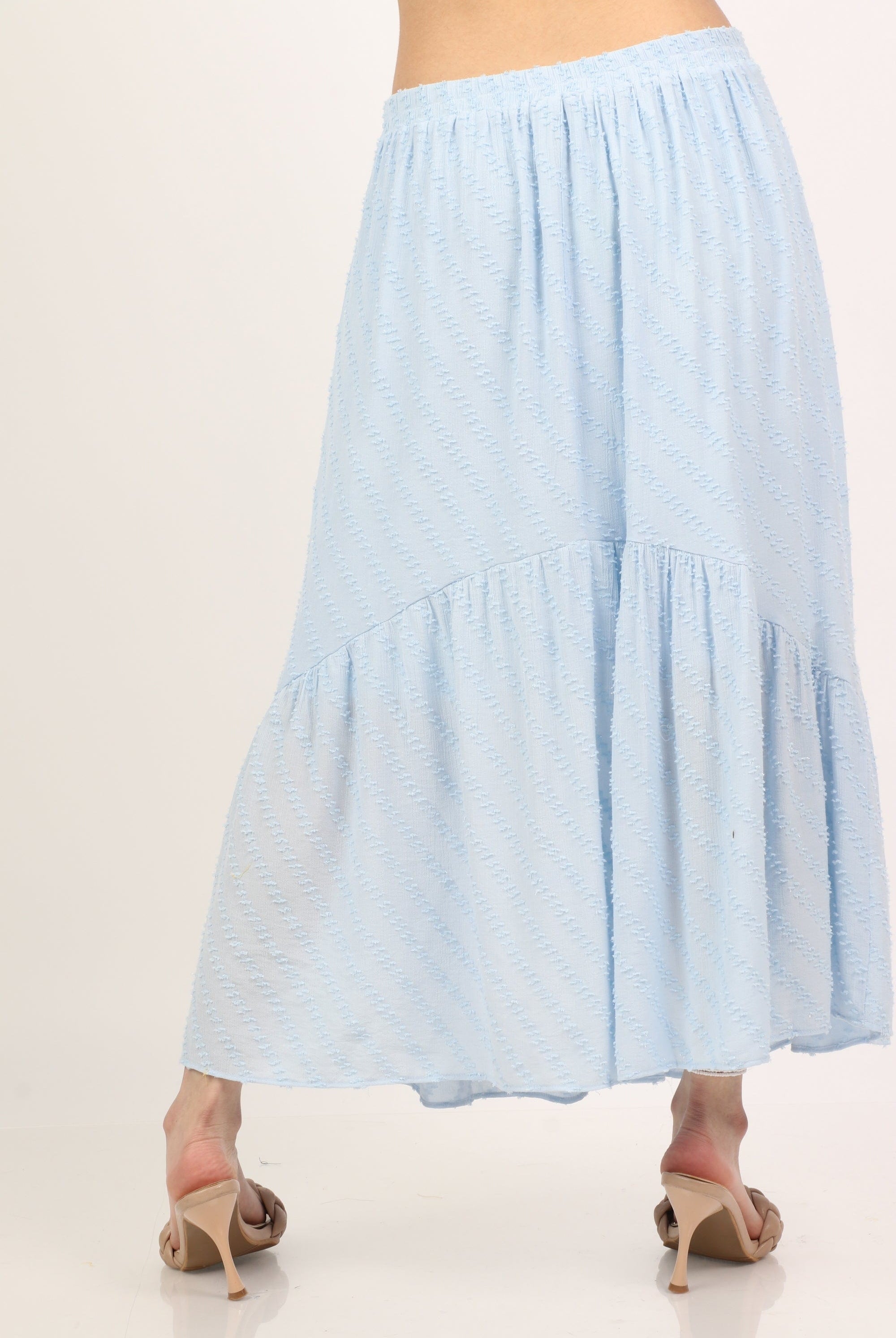 ميكا تنورة ميدي منقوشة بارزة بتخطيط مائل