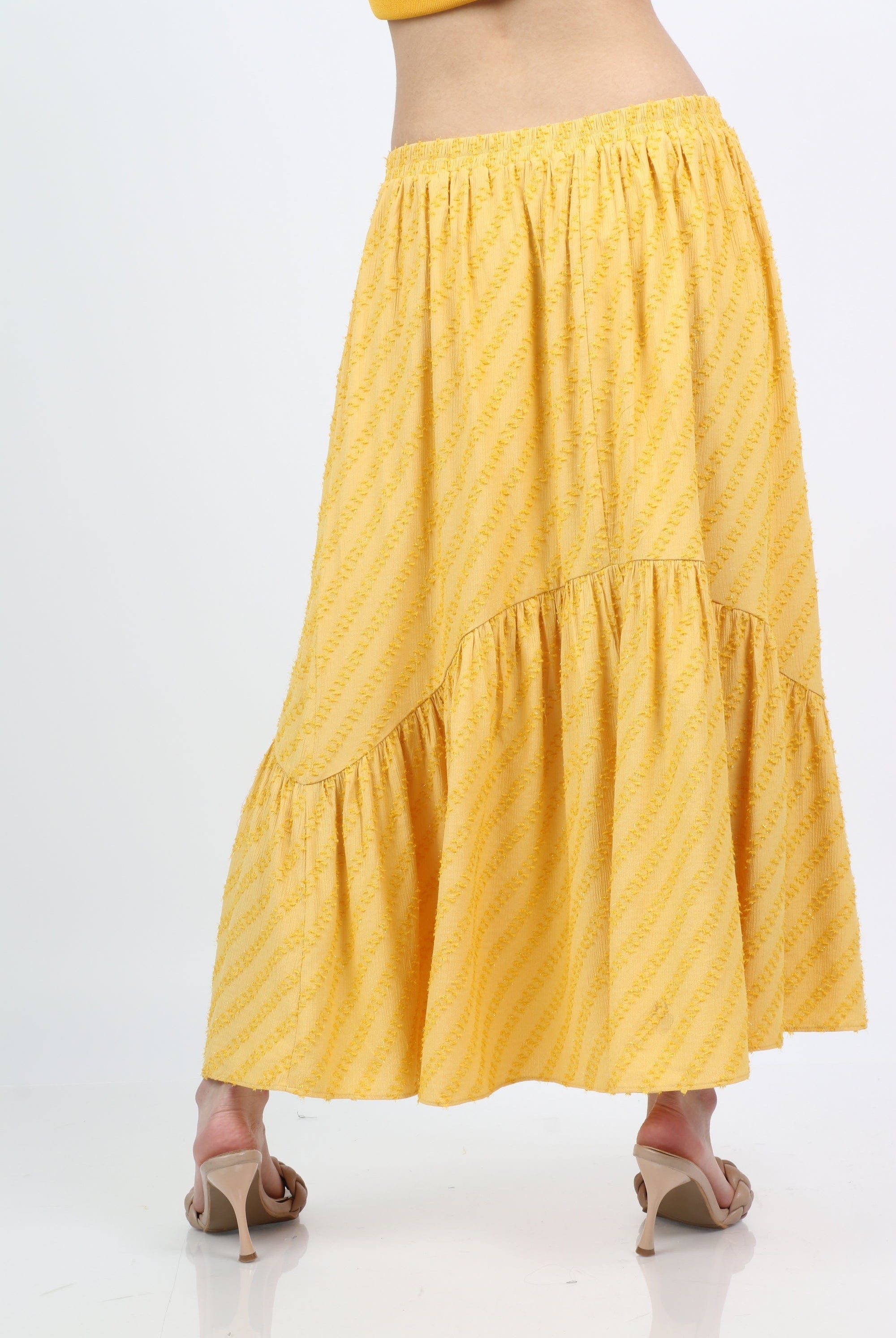 ميكا تنورة ميدي منقوشة بارزة بتخطيط مائل