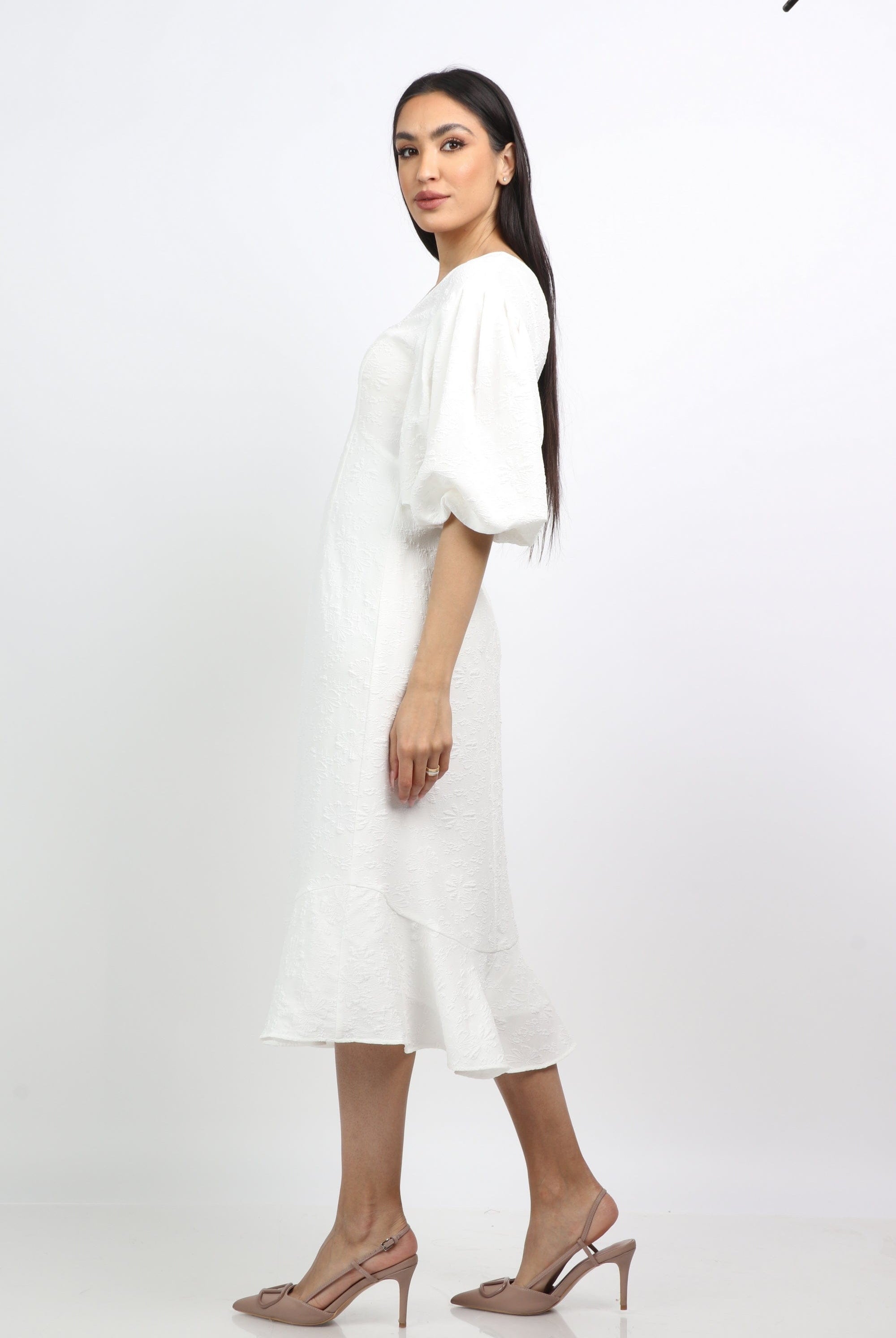 ميكا فستان ميدي كلاسيك برقبة شكل ٧ كم منفوش قصير