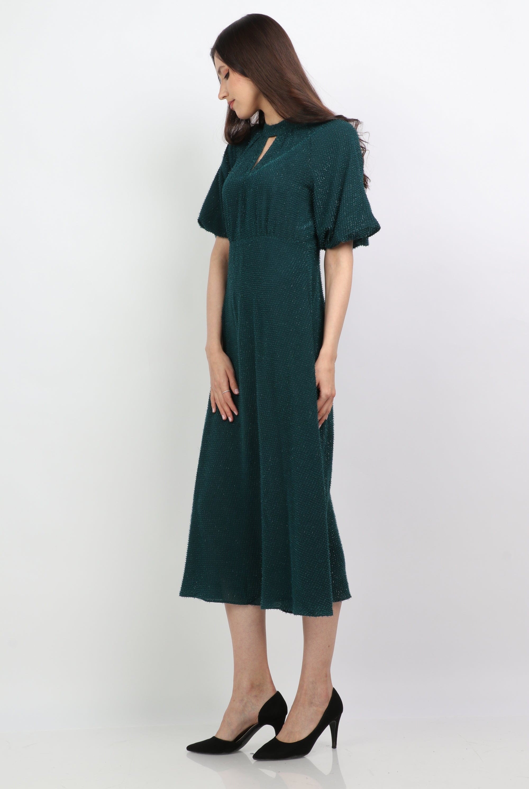 ميكا فستان ميدي سهرة بفتحة صدر مثلث بكم قصير