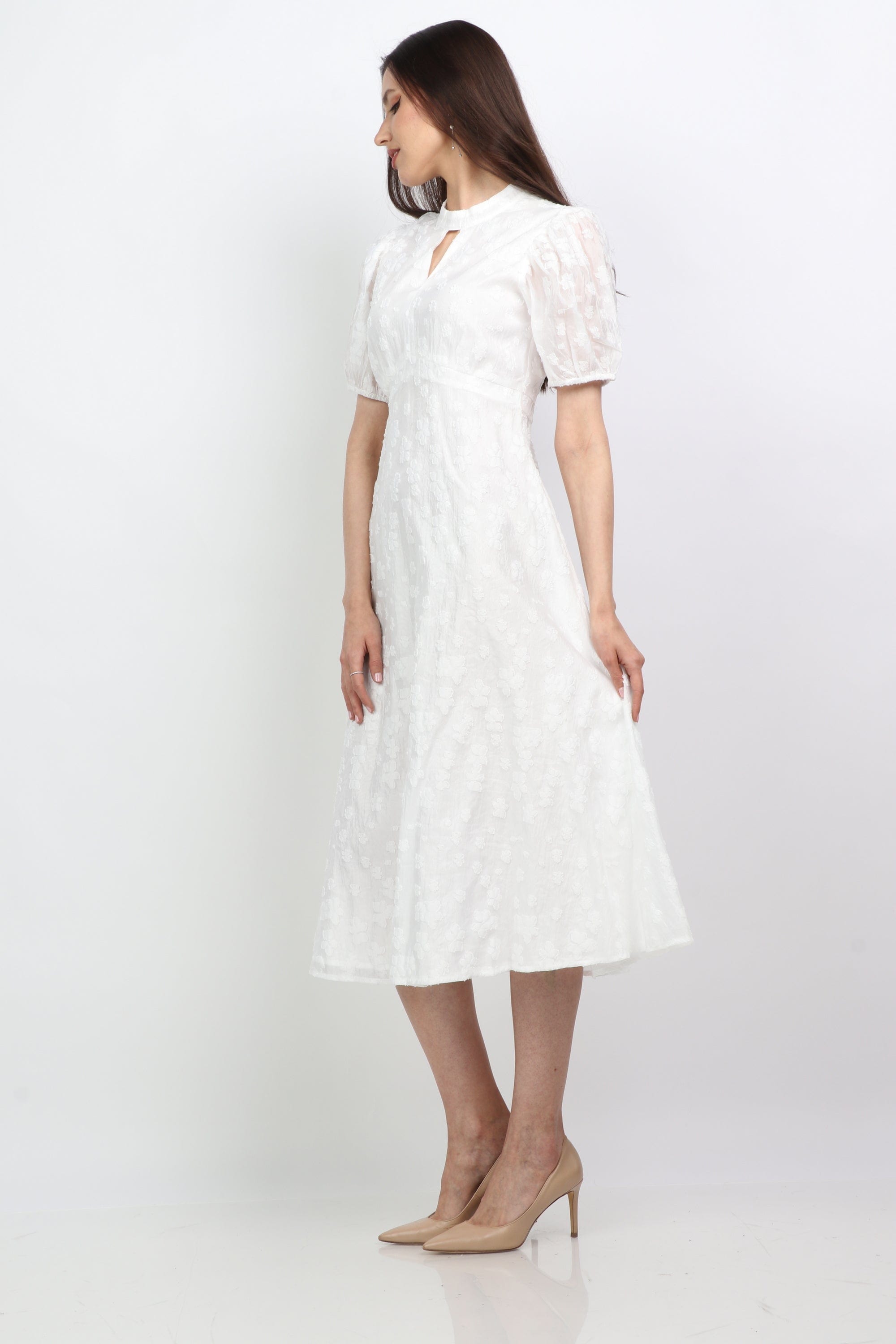 ميكا فستان ميدي بفتحة صدر بكم قصير