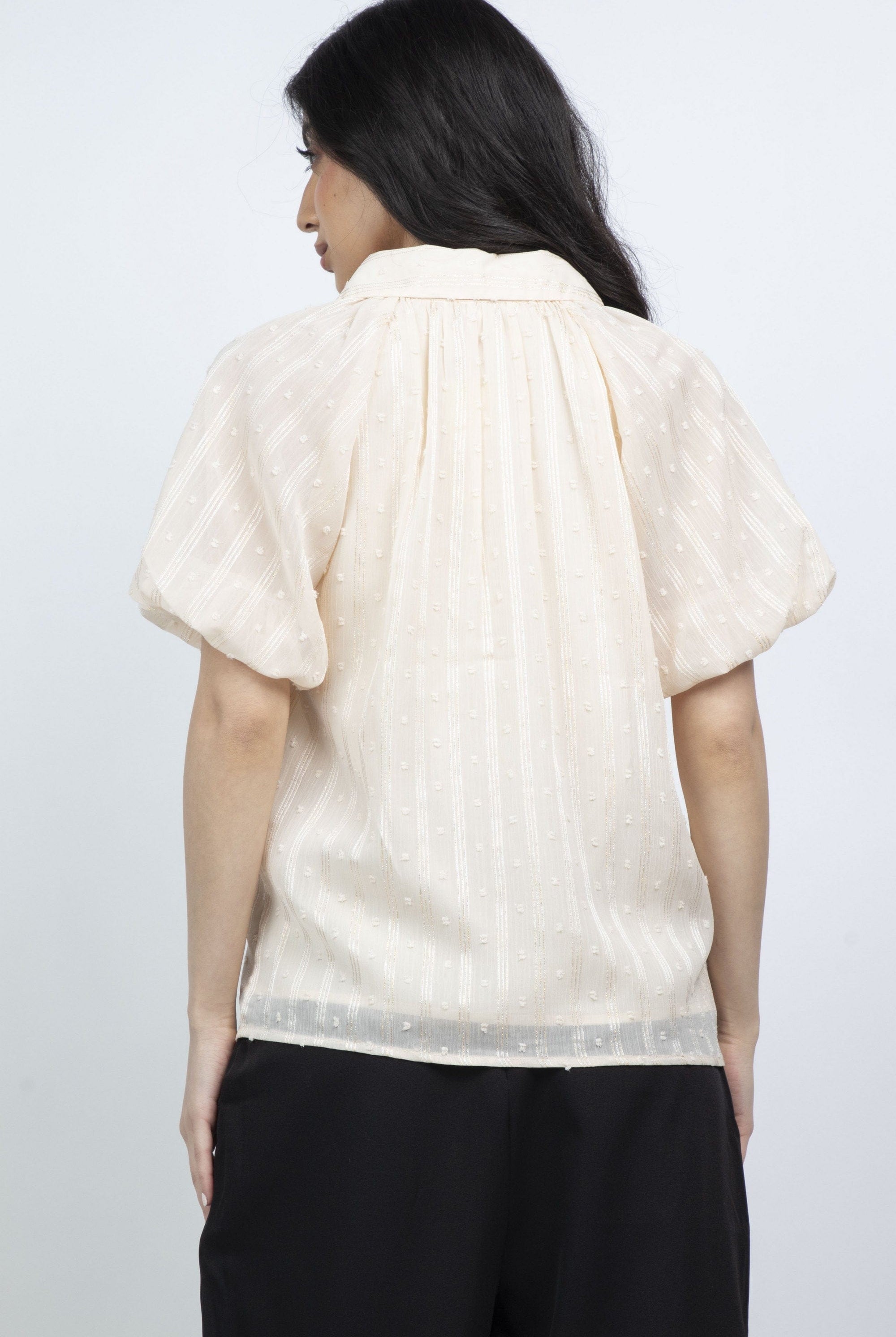 ميكا قميص كم قصير منفوخ بياقة نسائية