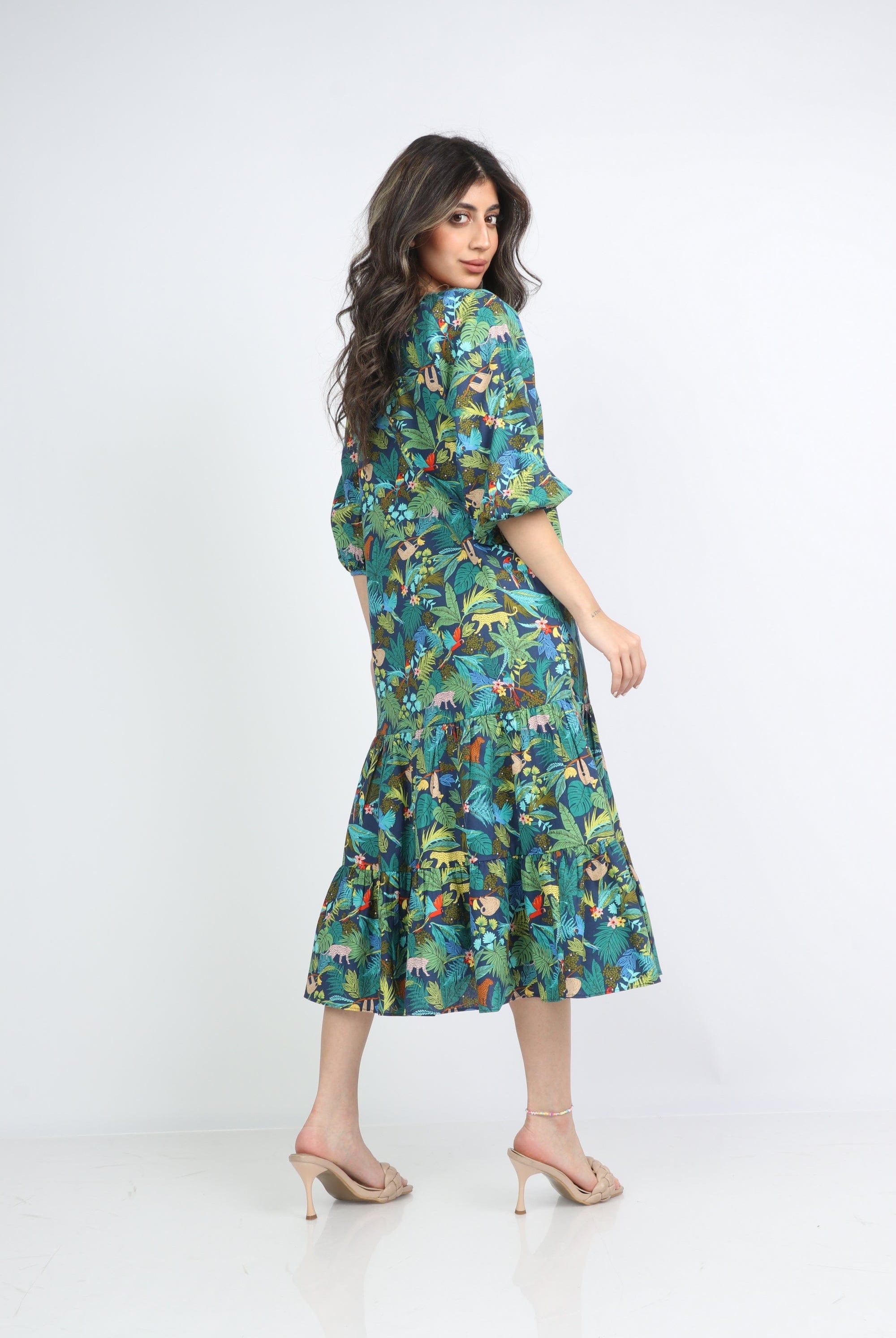 ميكا فستان ميدي مشجر بياقة مربعة كم قصير منفوش