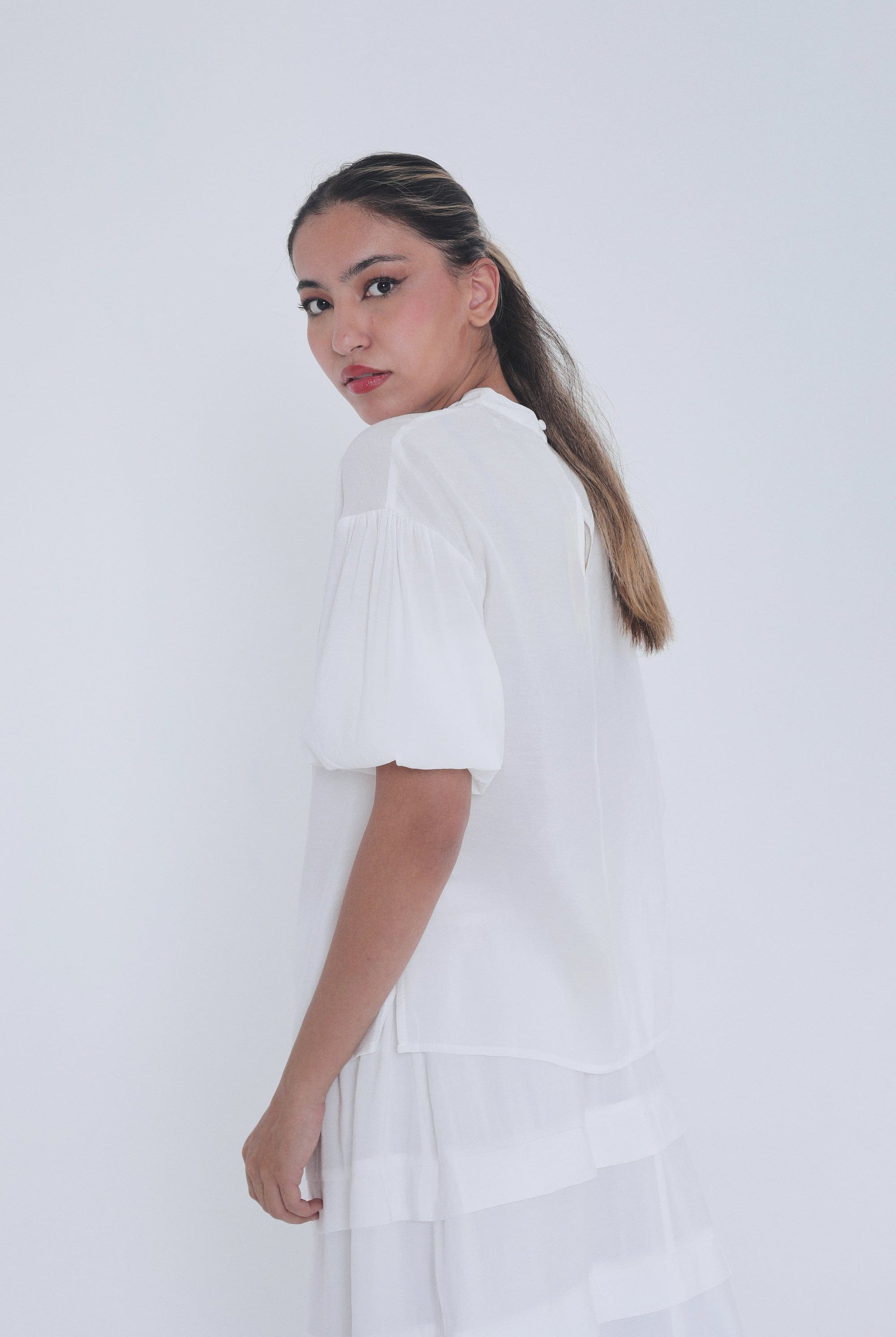 ميكا بلوزة سادة ظهر مفتوح نص كم منفوخ نسائي