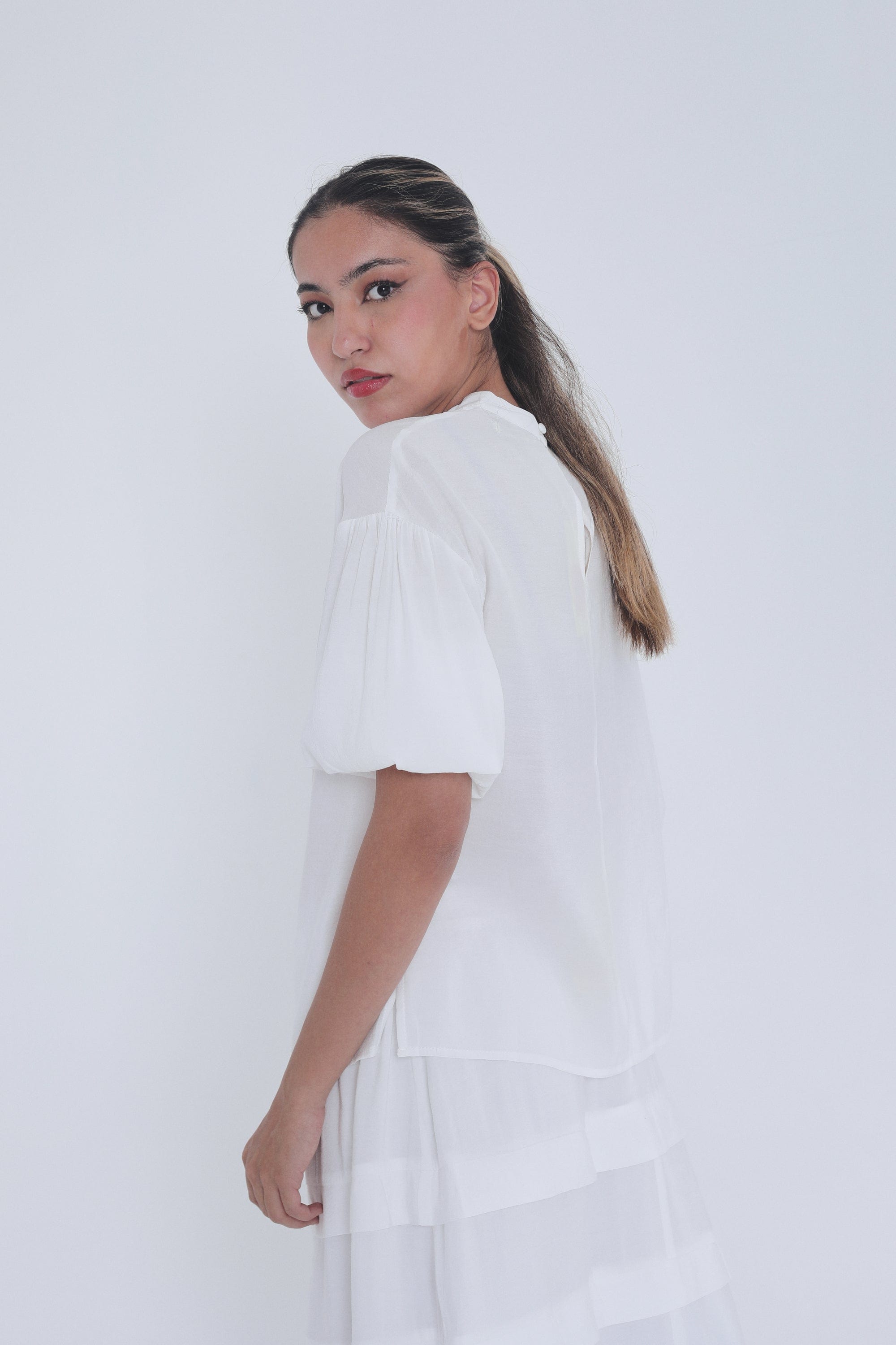 ميكا بلوزة سادة ظهر مفتوح نص كم منفوخ نسائي