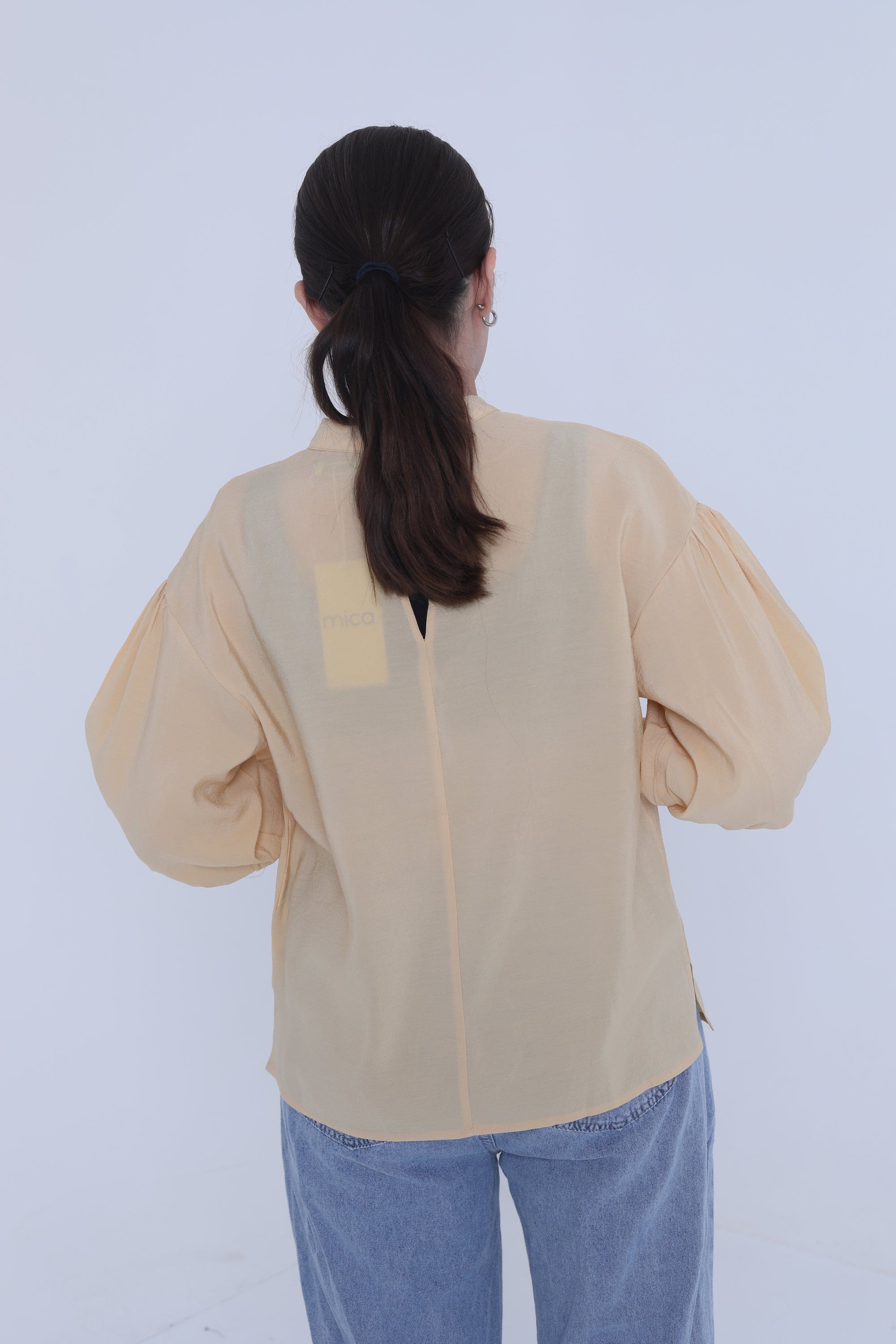 ميكا بلوزة سادة ظهر مفتوح نص كم منفوخ نسائي