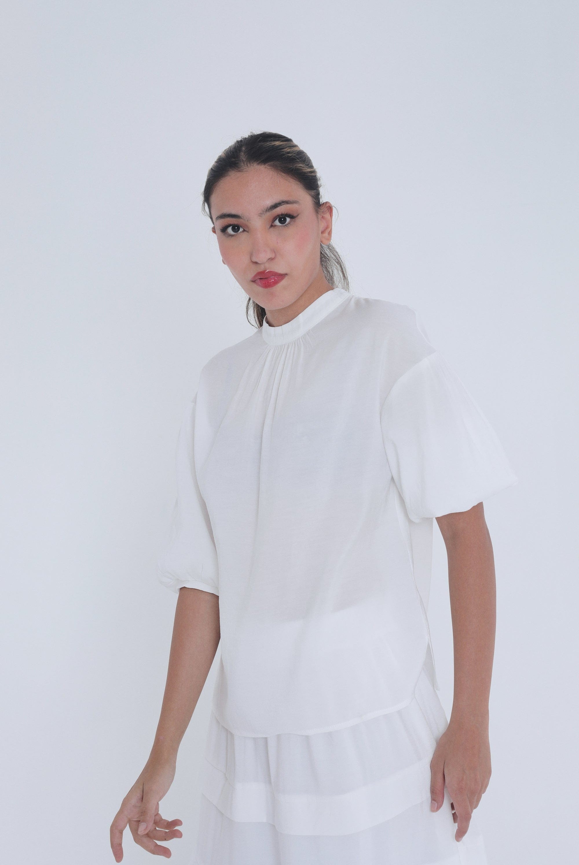 ميكا بلوزة سادة ظهر مفتوح نص كم منفوخ نسائي