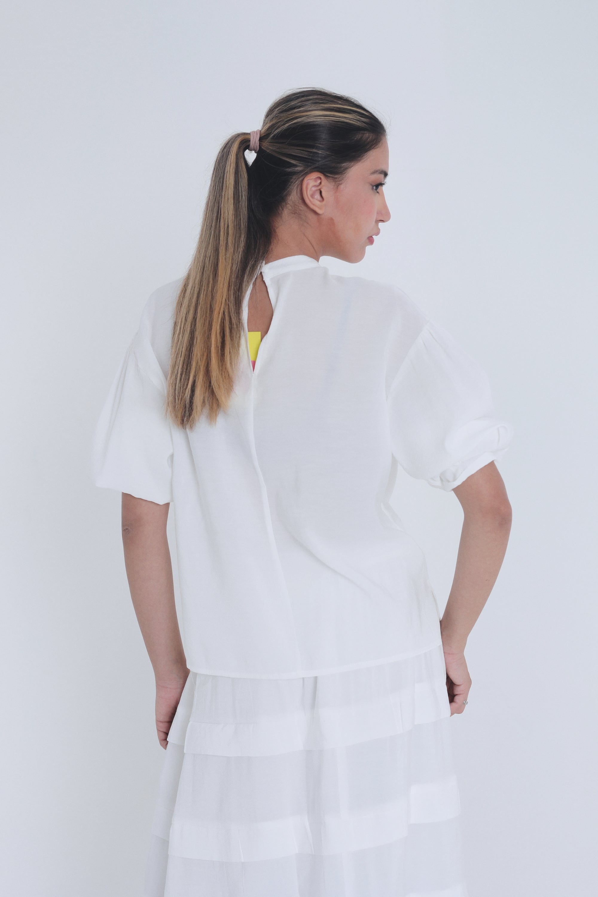 ميكا بلوزة سادة ظهر مفتوح نص كم منفوخ نسائي