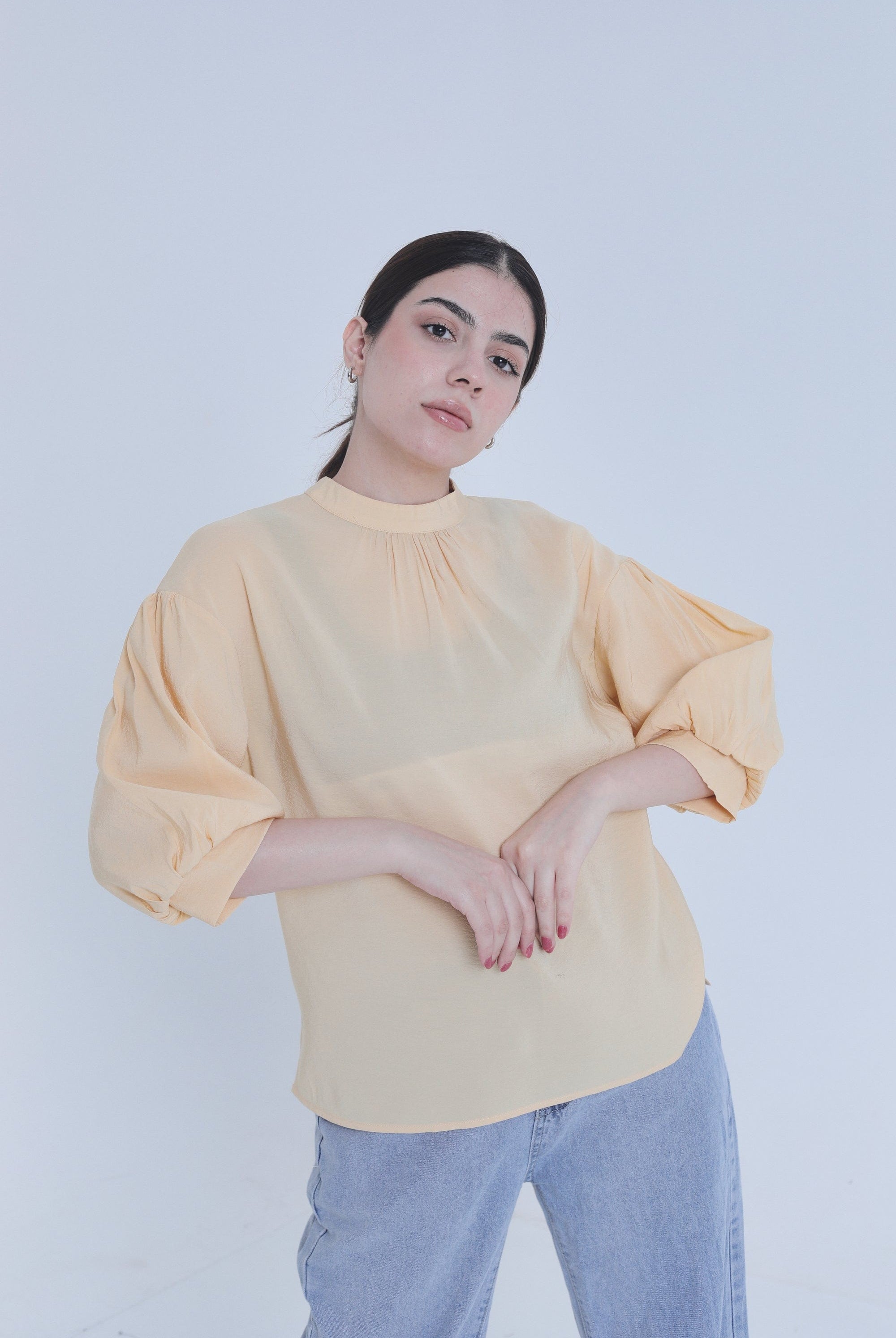 ميكا بلوزة سادة ظهر مفتوح نص كم منفوخ نسائي