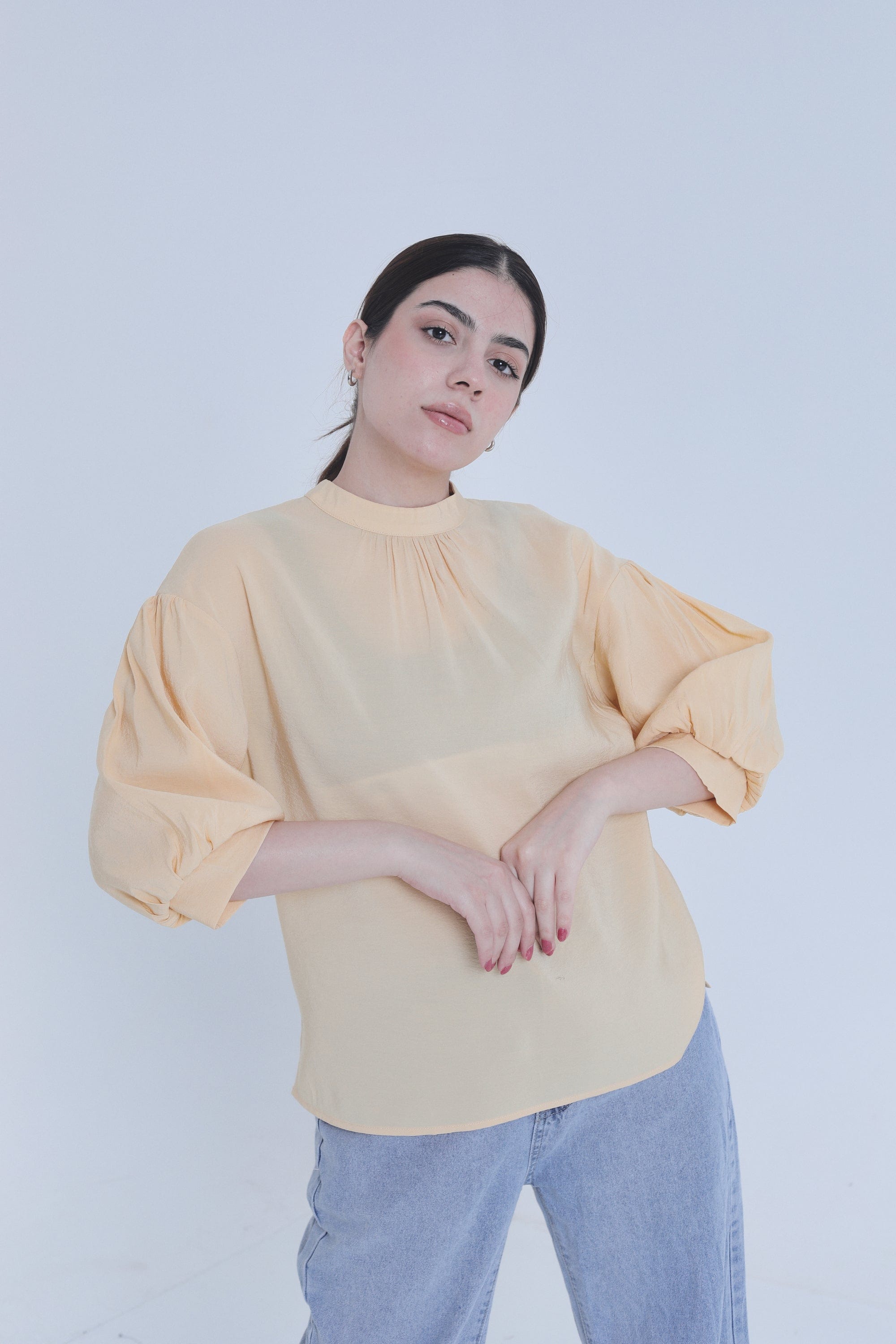 ميكا بلوزة سادة ظهر مفتوح نص كم منفوخ نسائي