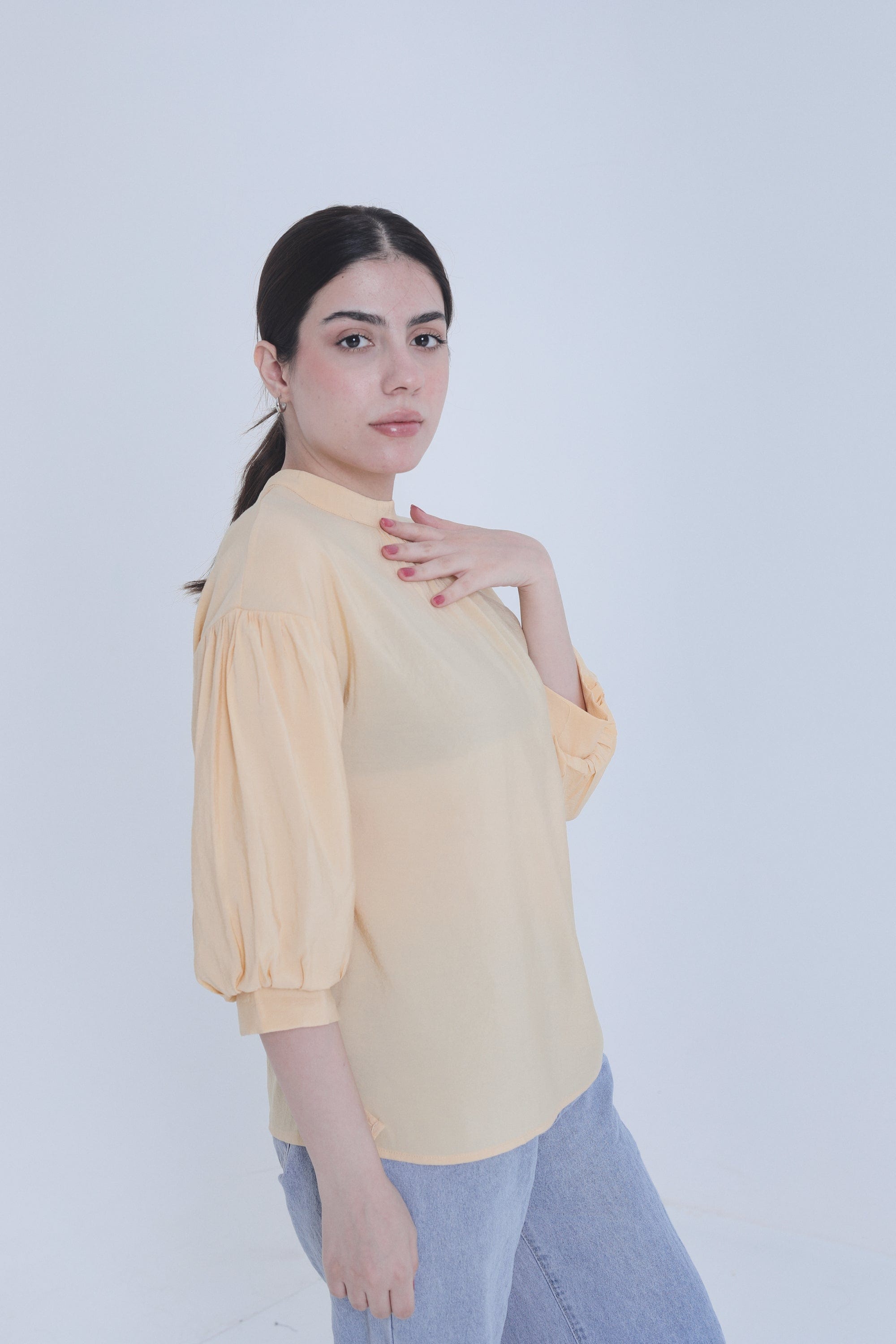 ميكا بلوزة سادة ظهر مفتوح نص كم منفوخ نسائي