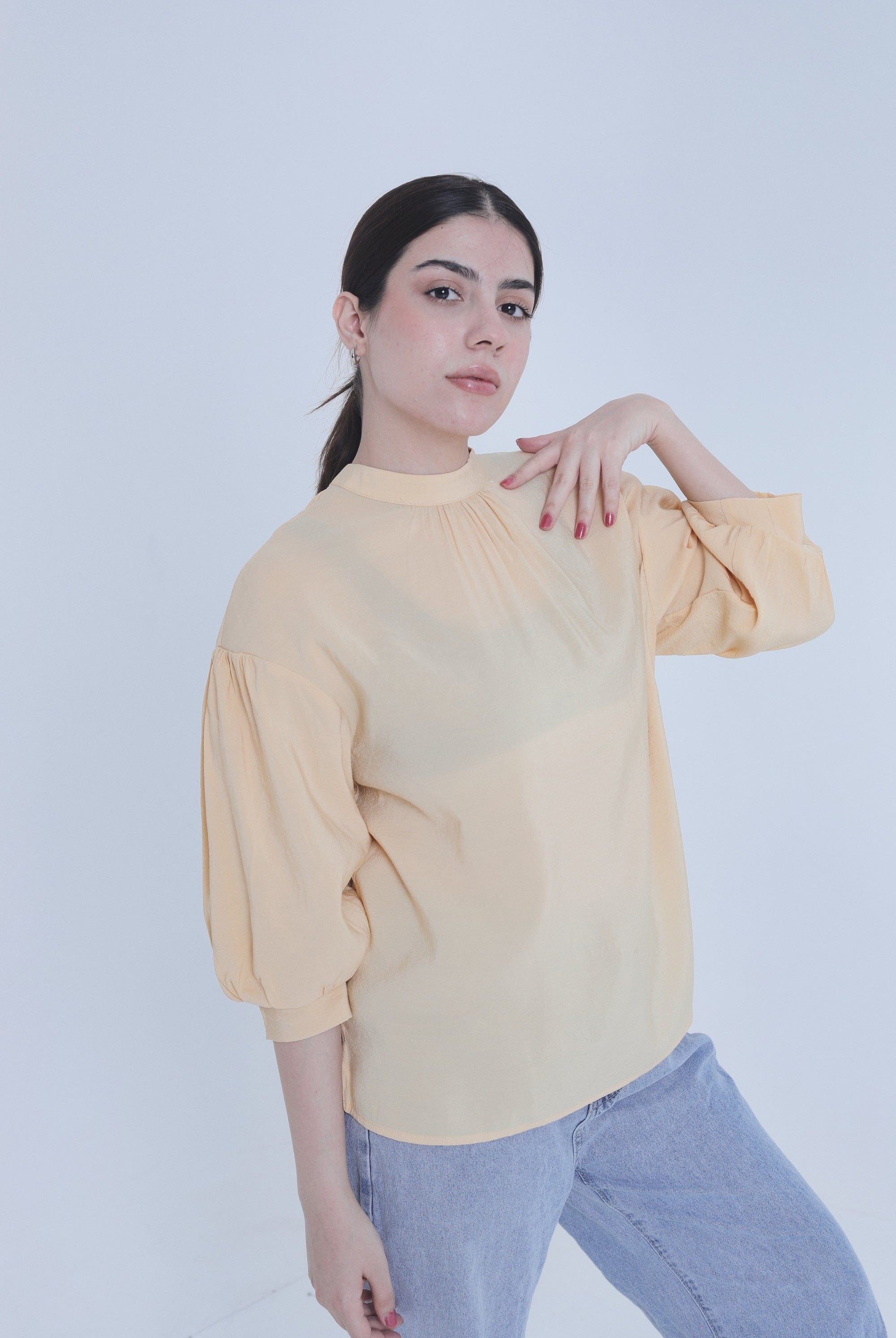 ميكا بلوزة سادة ظهر مفتوح نص كم منفوخ نسائي