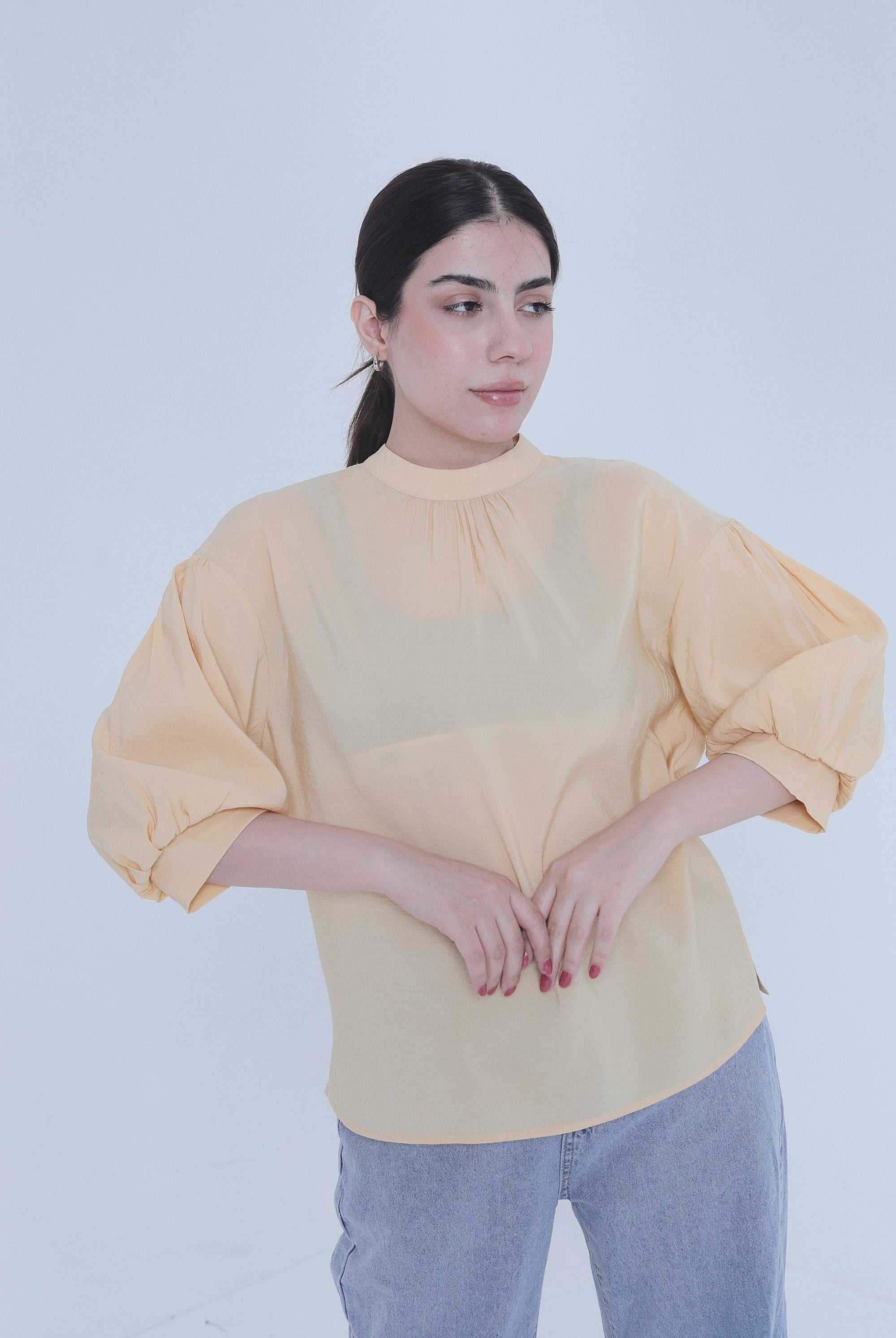 ميكا بلوزة سادة ظهر مفتوح نص كم منفوخ نسائي