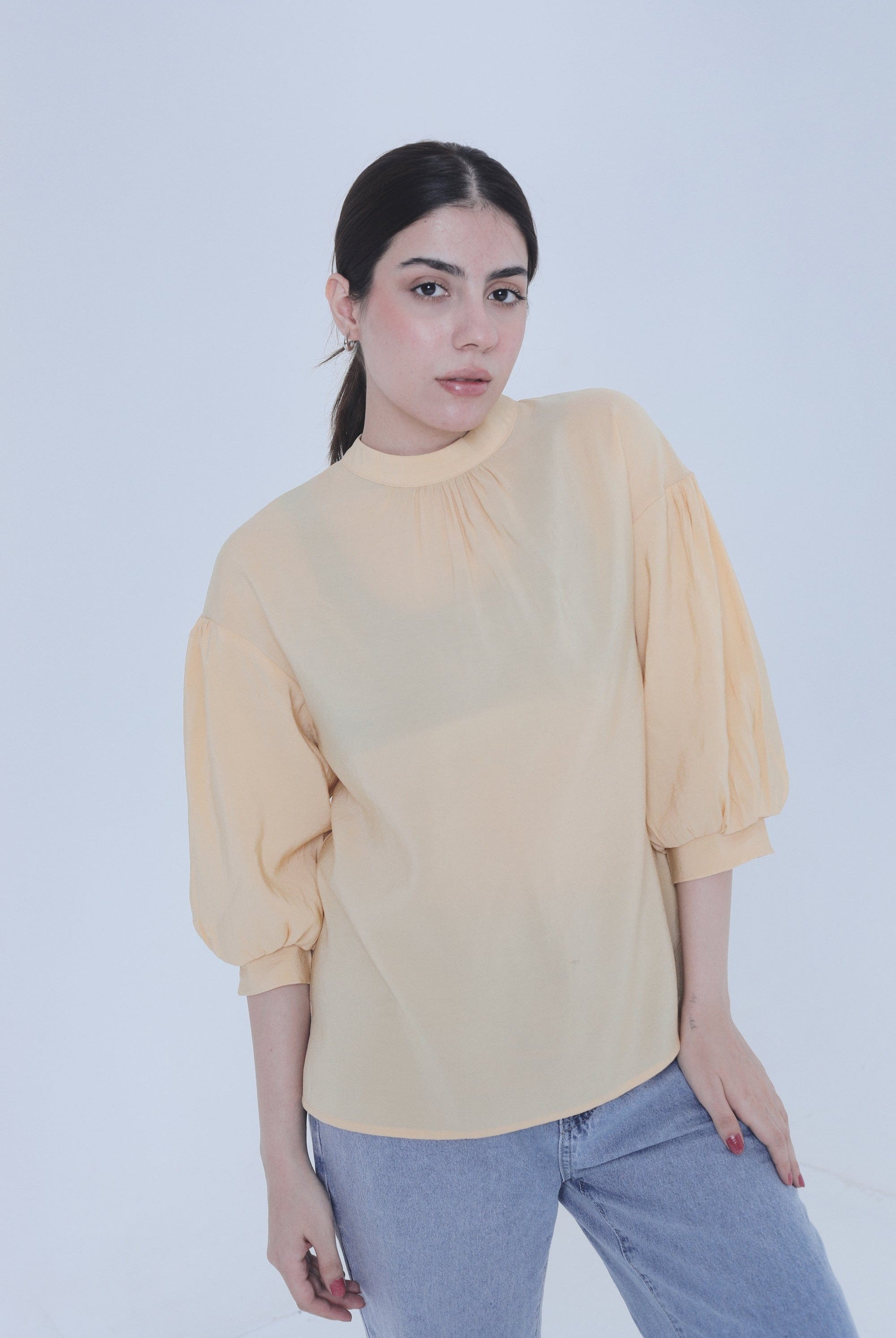 ميكا بلوزة سادة ظهر مفتوح نص كم منفوخ نسائي