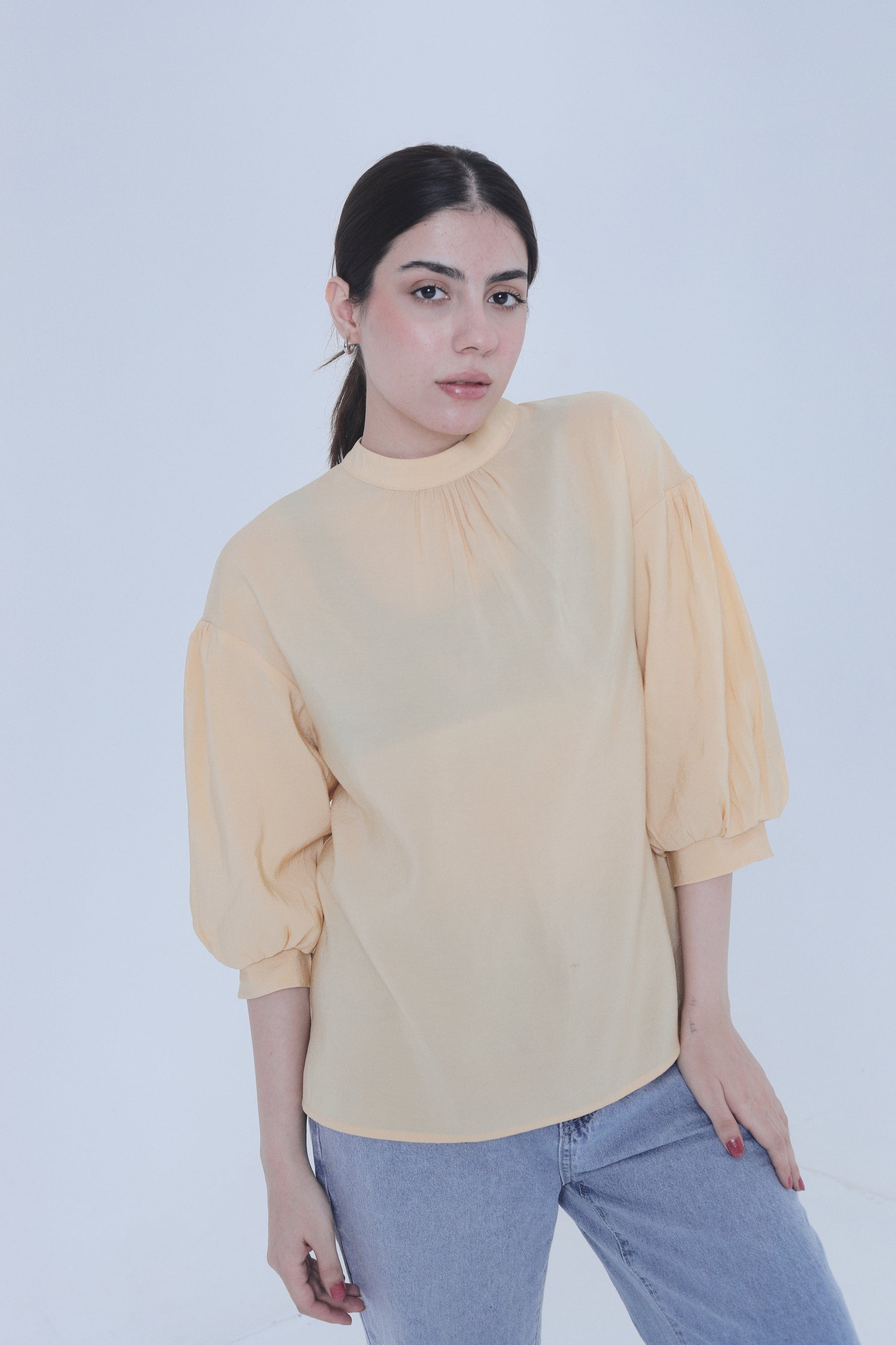 ميكا بلوزة سادة ظهر مفتوح نص كم منفوخ نسائي