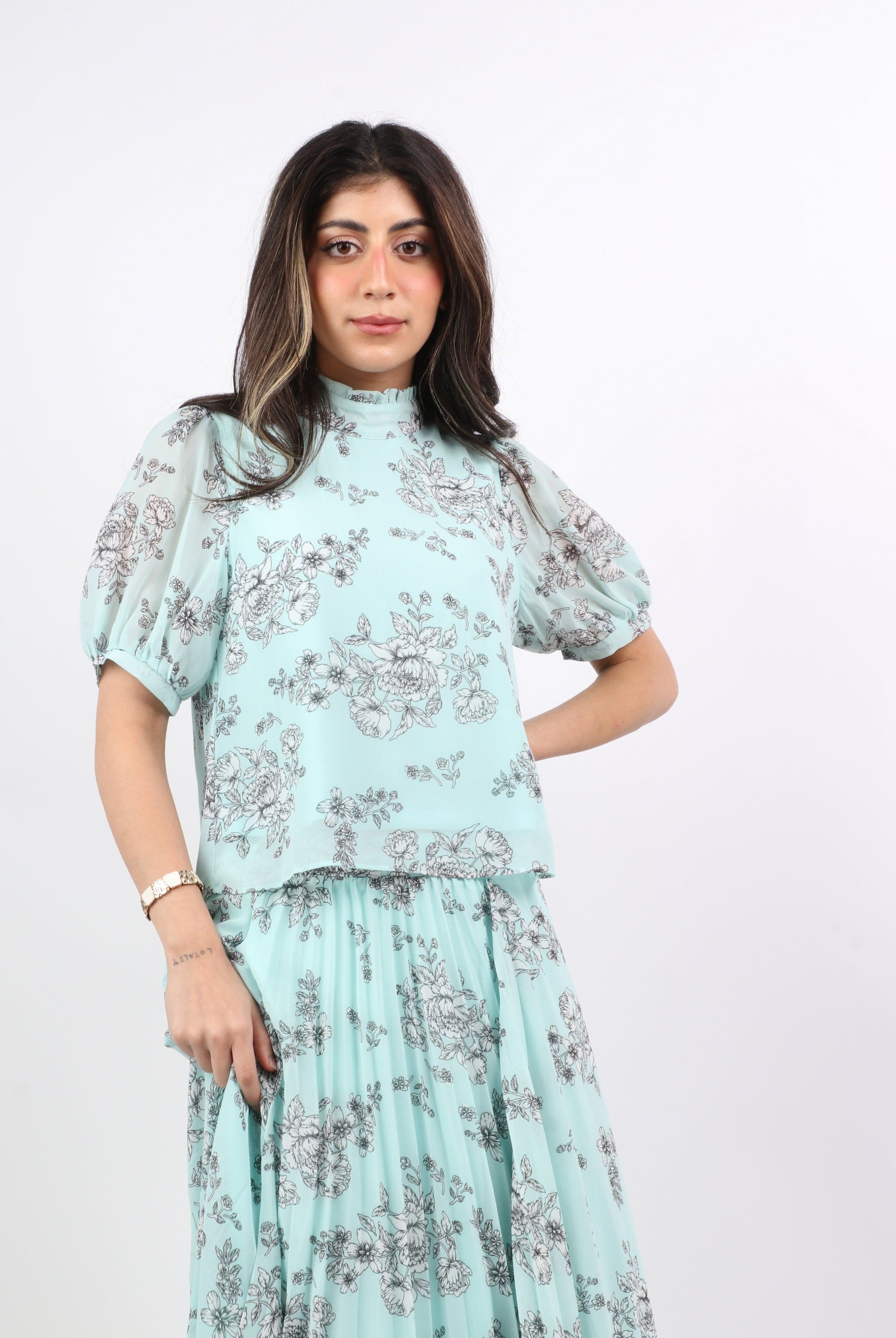 ميكا بلوزة مشجرة بنمط ورود برقبة عالية نص كم بف نسائي