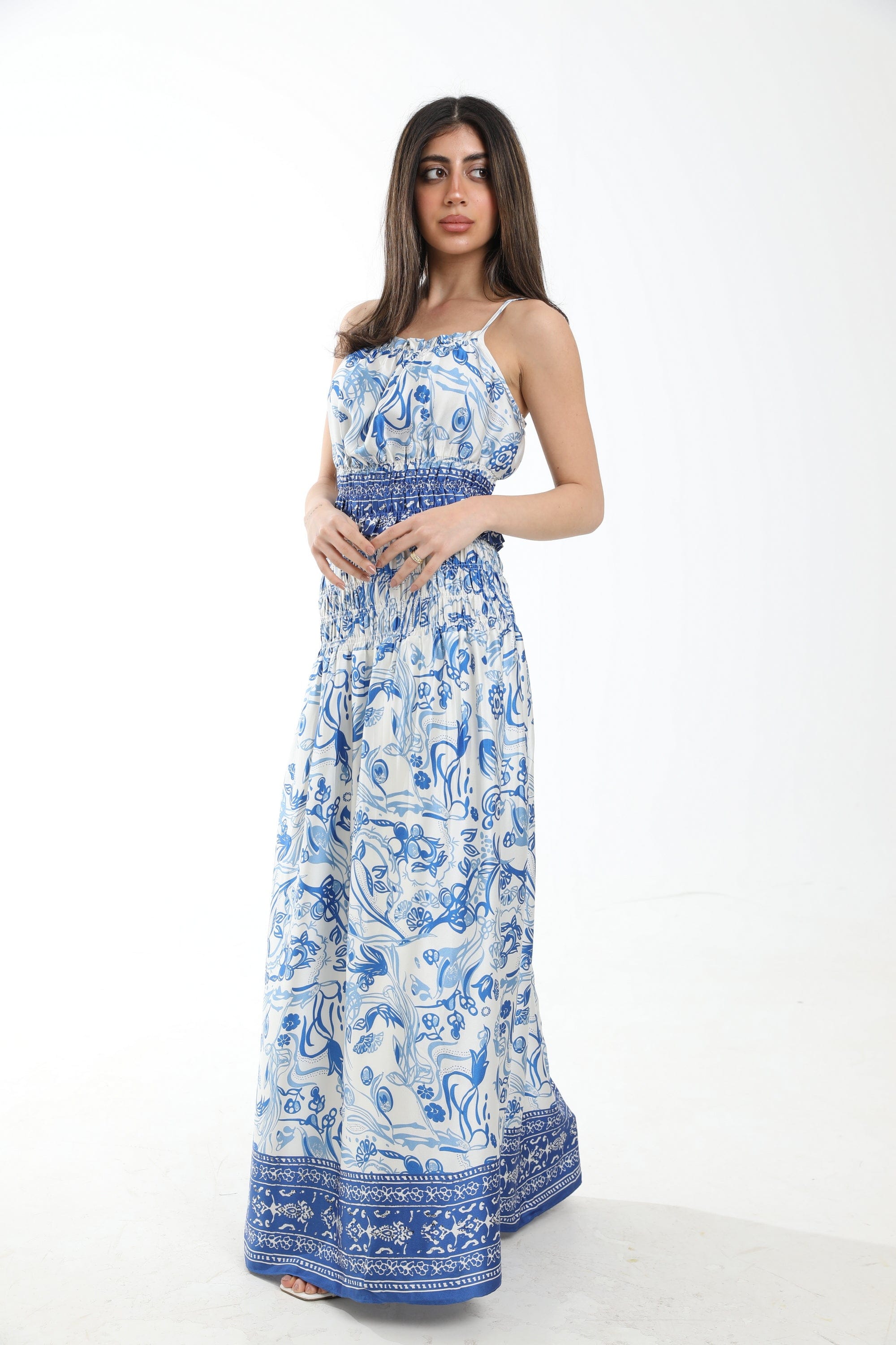 ู
ููุง ุชููุฑุฉ ุทูููุฉ ู
ูููุดุฉ ุถููุฉ ู
ู ุฃุนูู ูุณุงุฆู