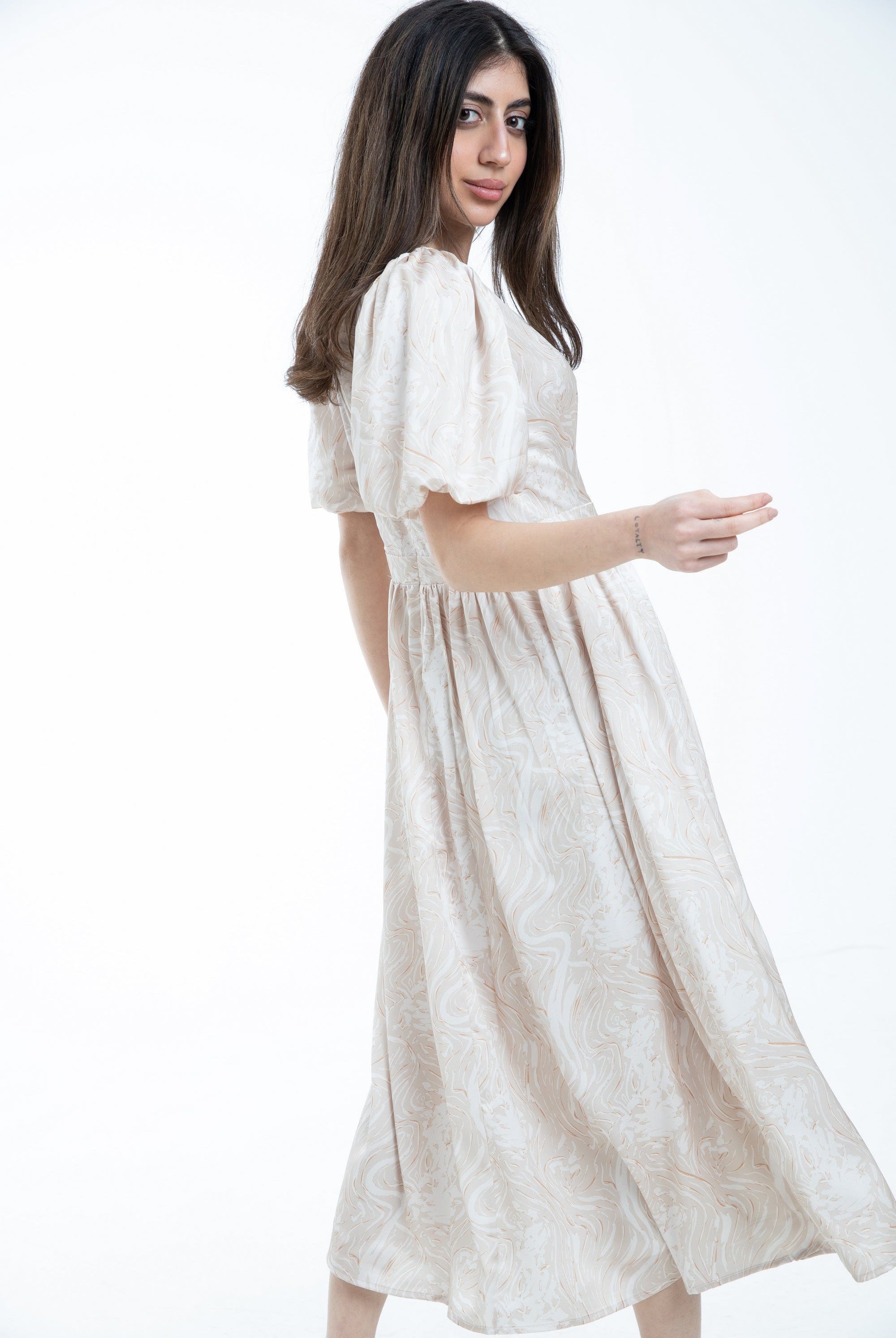 ميكا فستان ميدي بأكمام قصيرة منفوخة مخصر بفتحة صدر V