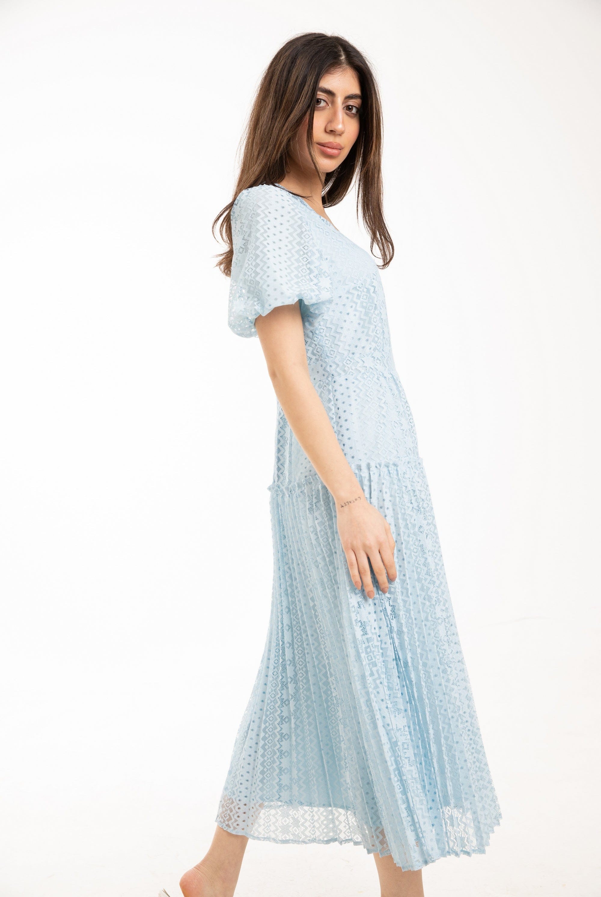 ميكا فستان ميدي بأكمام قصيرة منفوخة بفتحة صدر مربعة