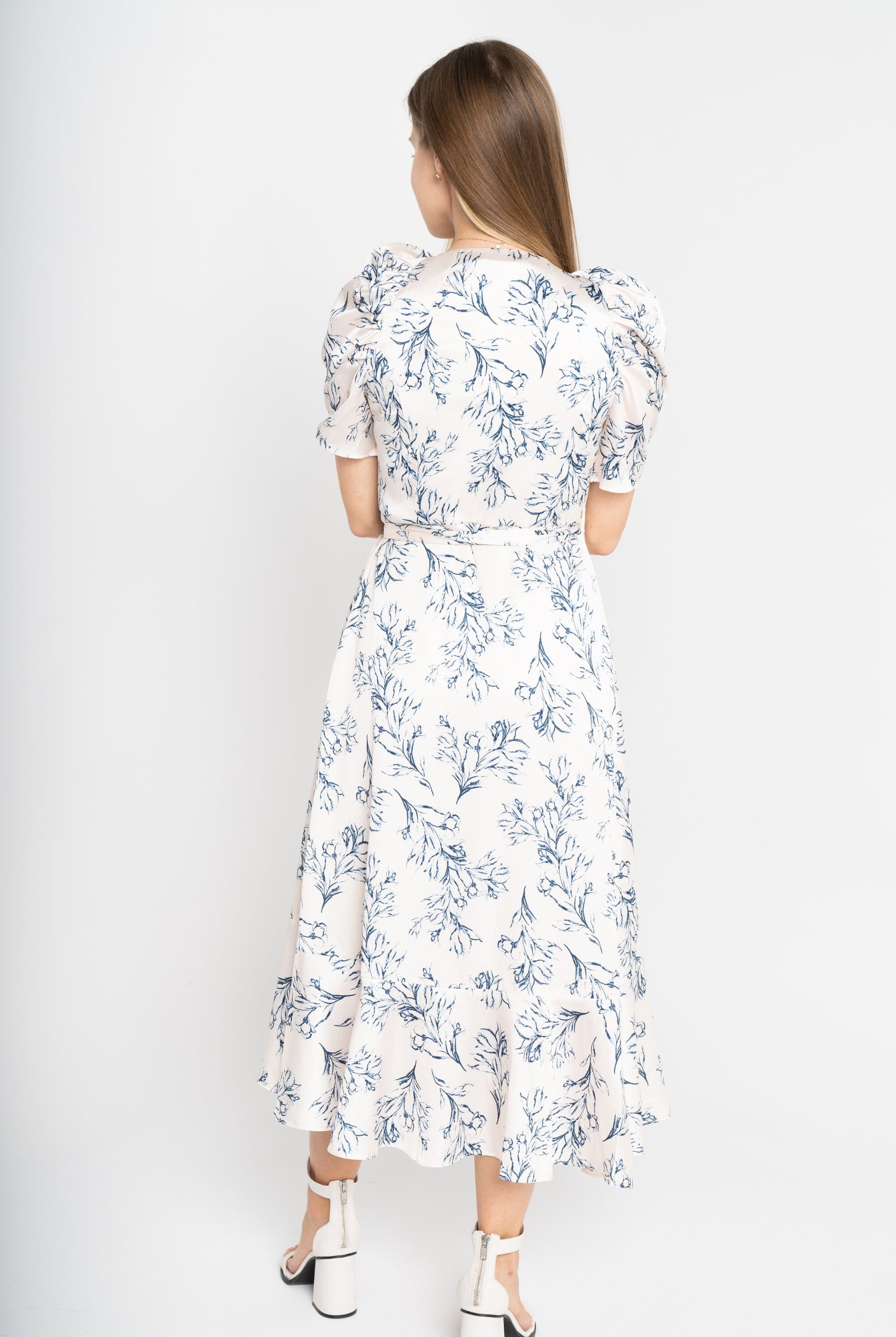 ميكا فستان ميدي أكمام قصير بف بفتحة صدر V