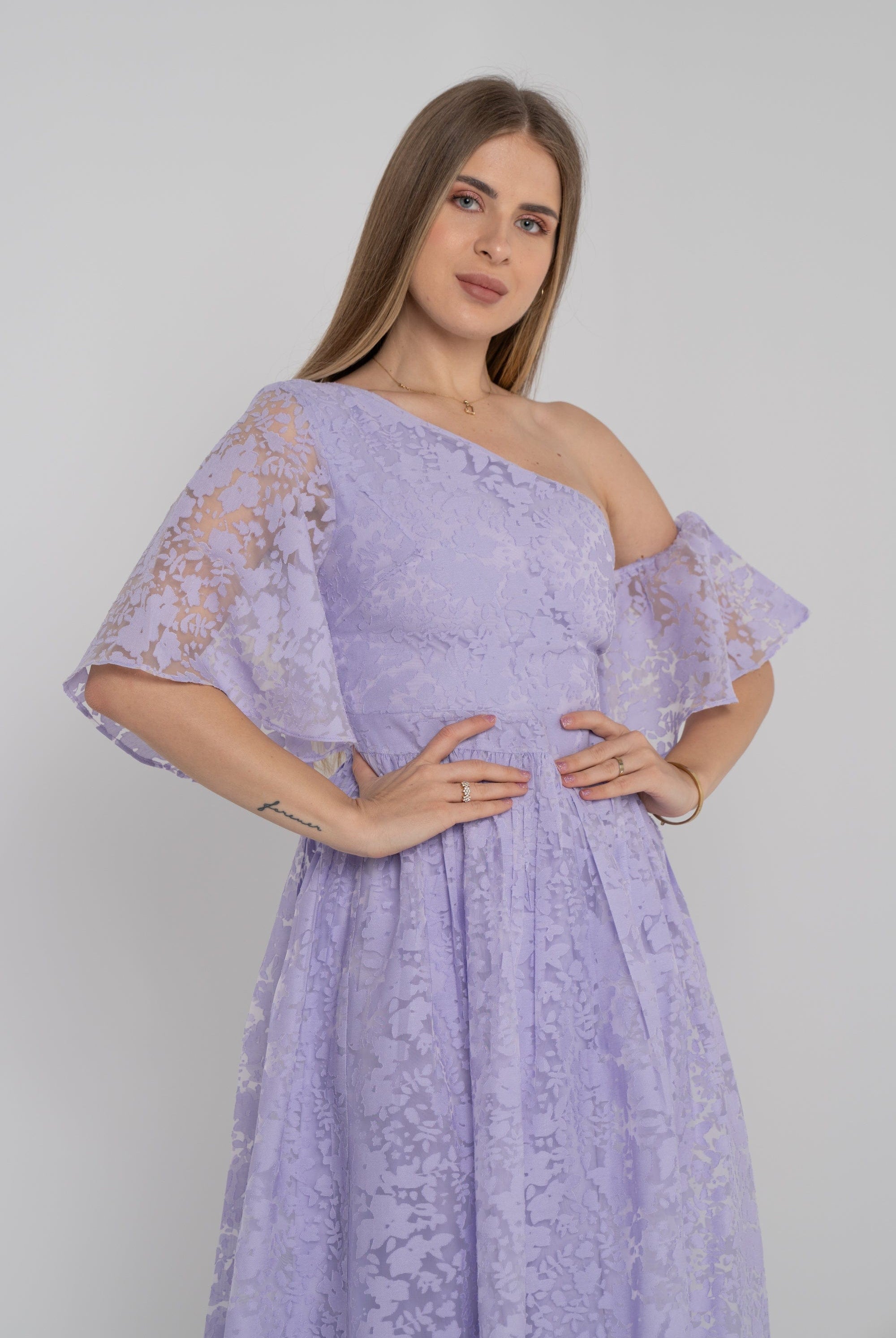 ميكا فستان ميدي بأكمام قصيرة شفاف كتف وكتف