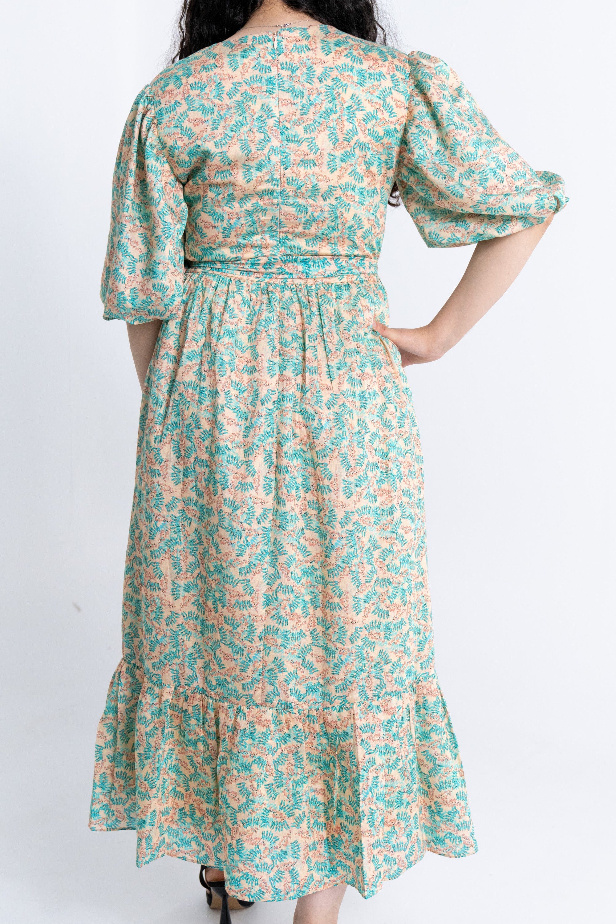 ميكا فستان ميدي بأكمام قصيرة بف مشجر