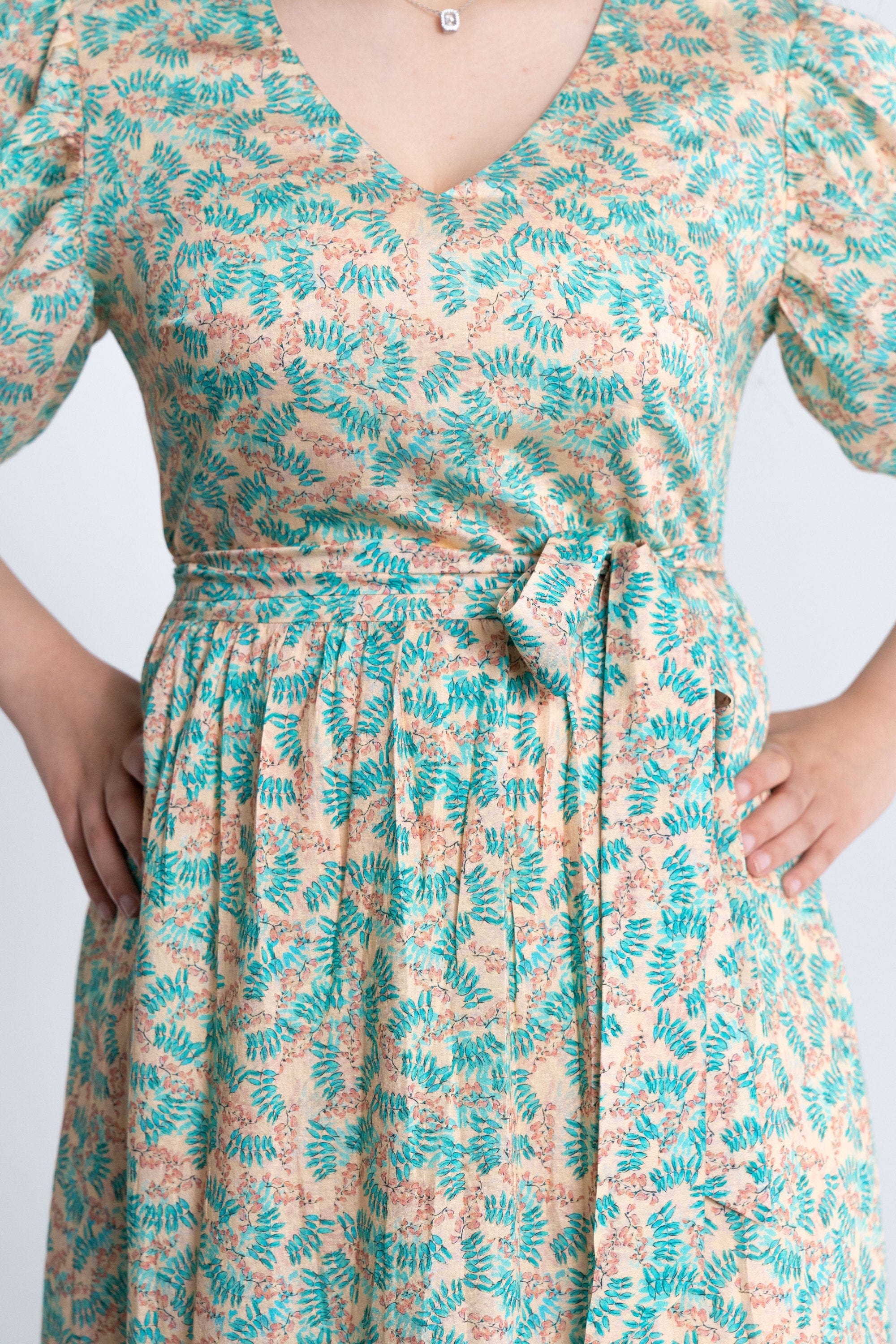 ميكا فستان ميدي بأكمام قصيرة بف مشجر