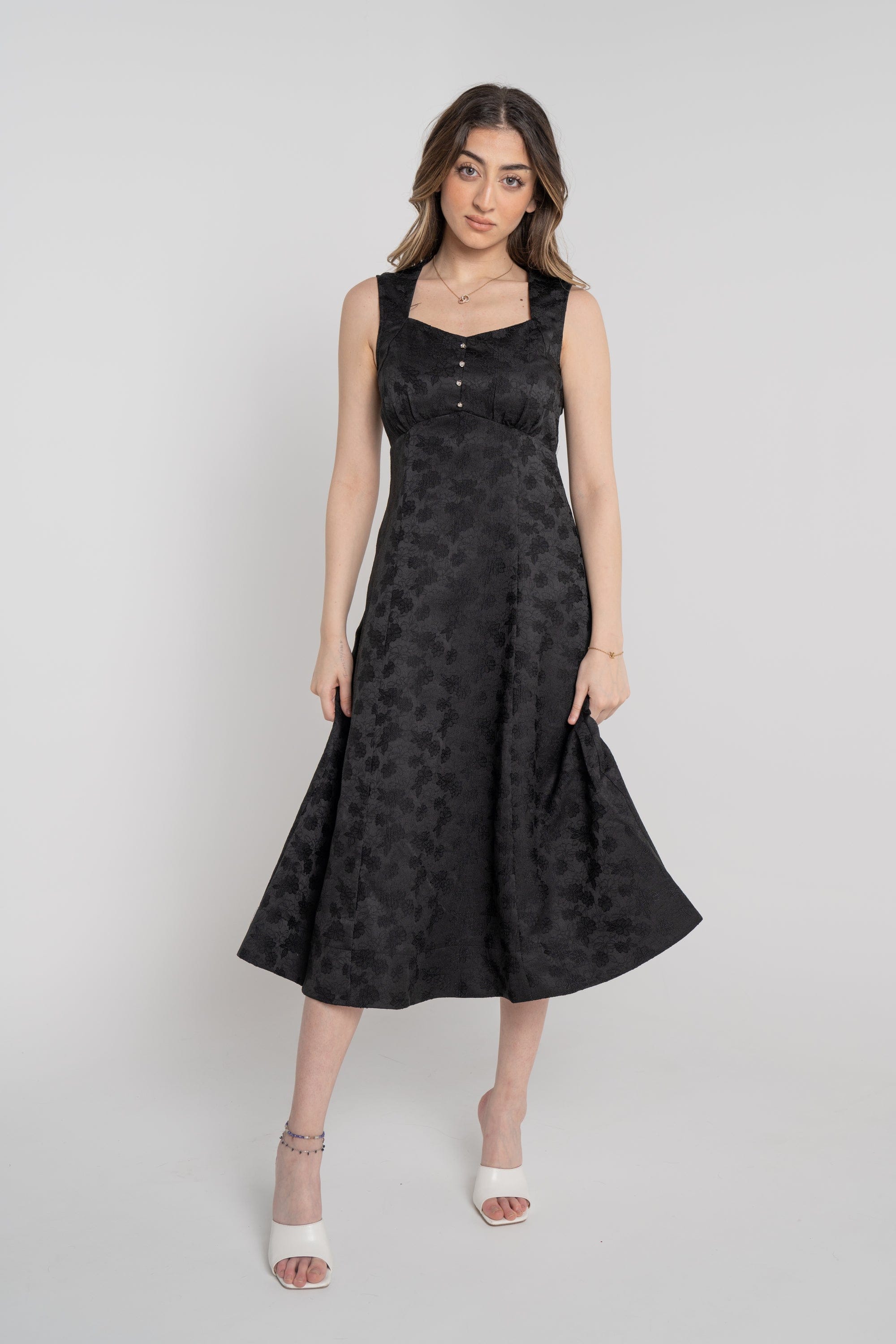 ู
ููุง ูุณุชุงู ู
ูุฏู ุจุฏูู ุฃูู
ุงู
ู
ุฒู
ูู
ูู
ุฒูู ุจุฃุฒุฑุงุฑ ุนูู ุงูุตุฏุฑ