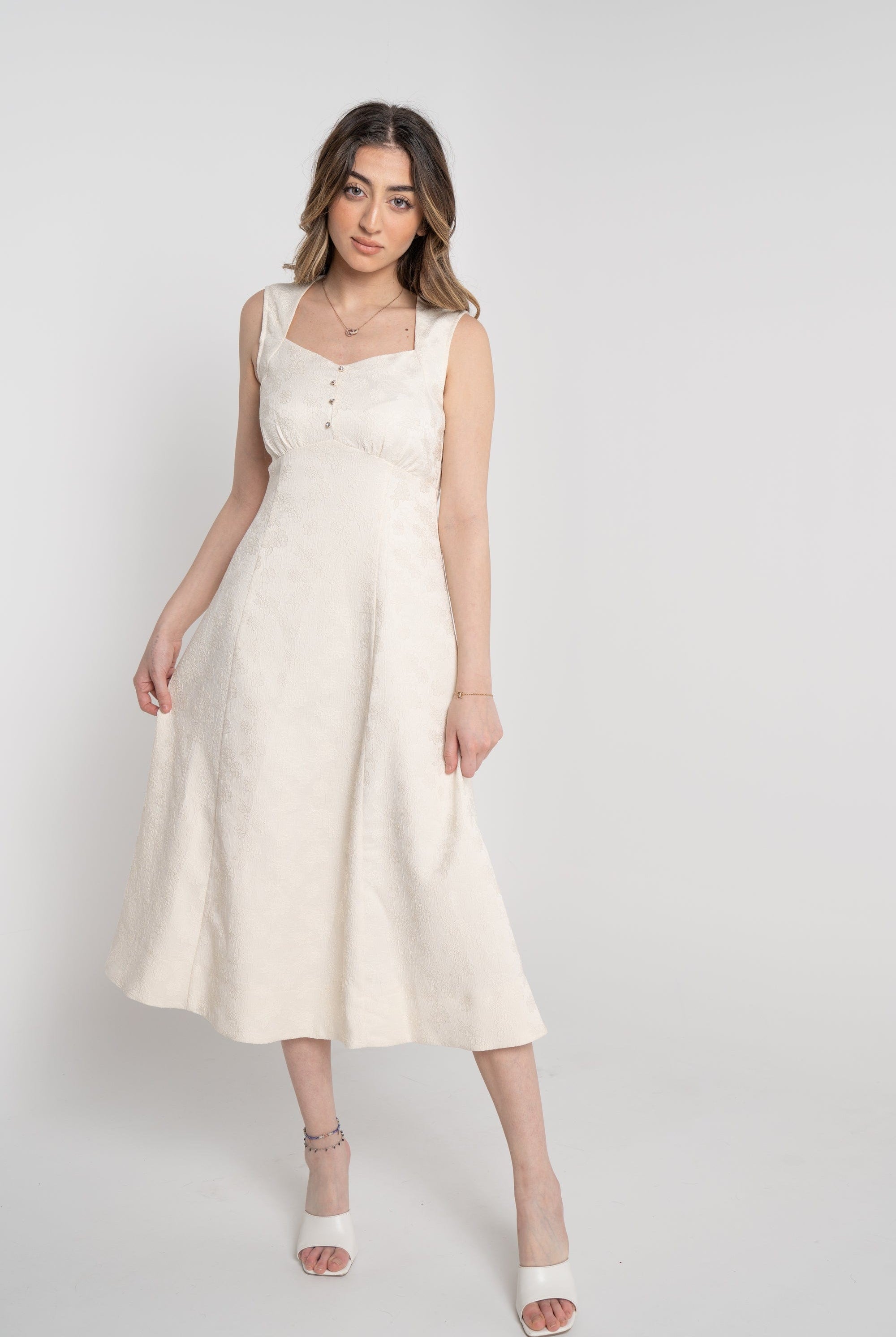 ميكا فستان ميدي بدون أكمام مزموم ومزين بأزرار على الصدر