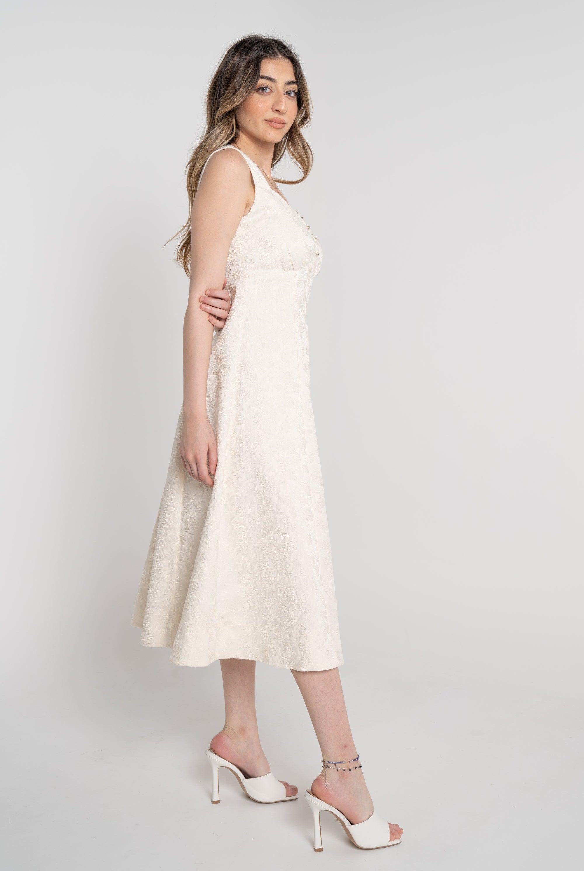 ميكا فستان ميدي بدون أكمام مزموم ومزين بأزرار على الصدر