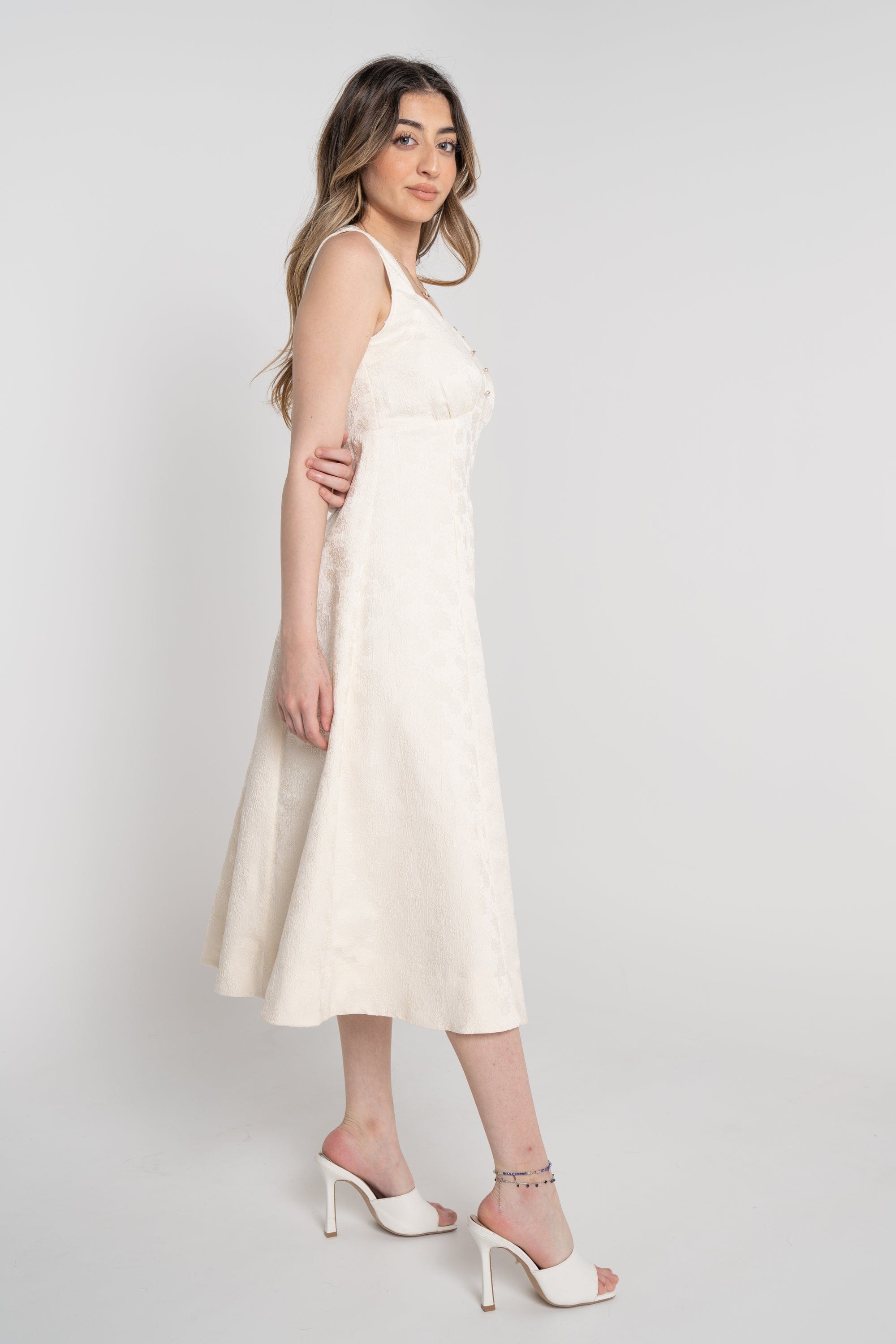 ู
ููุง ูุณุชุงู ู
ูุฏู ุจุฏูู ุฃูู
ุงู
ู
ุฒู
ูู
ูู
ุฒูู ุจุฃุฒุฑุงุฑ ุนูู ุงูุตุฏุฑ