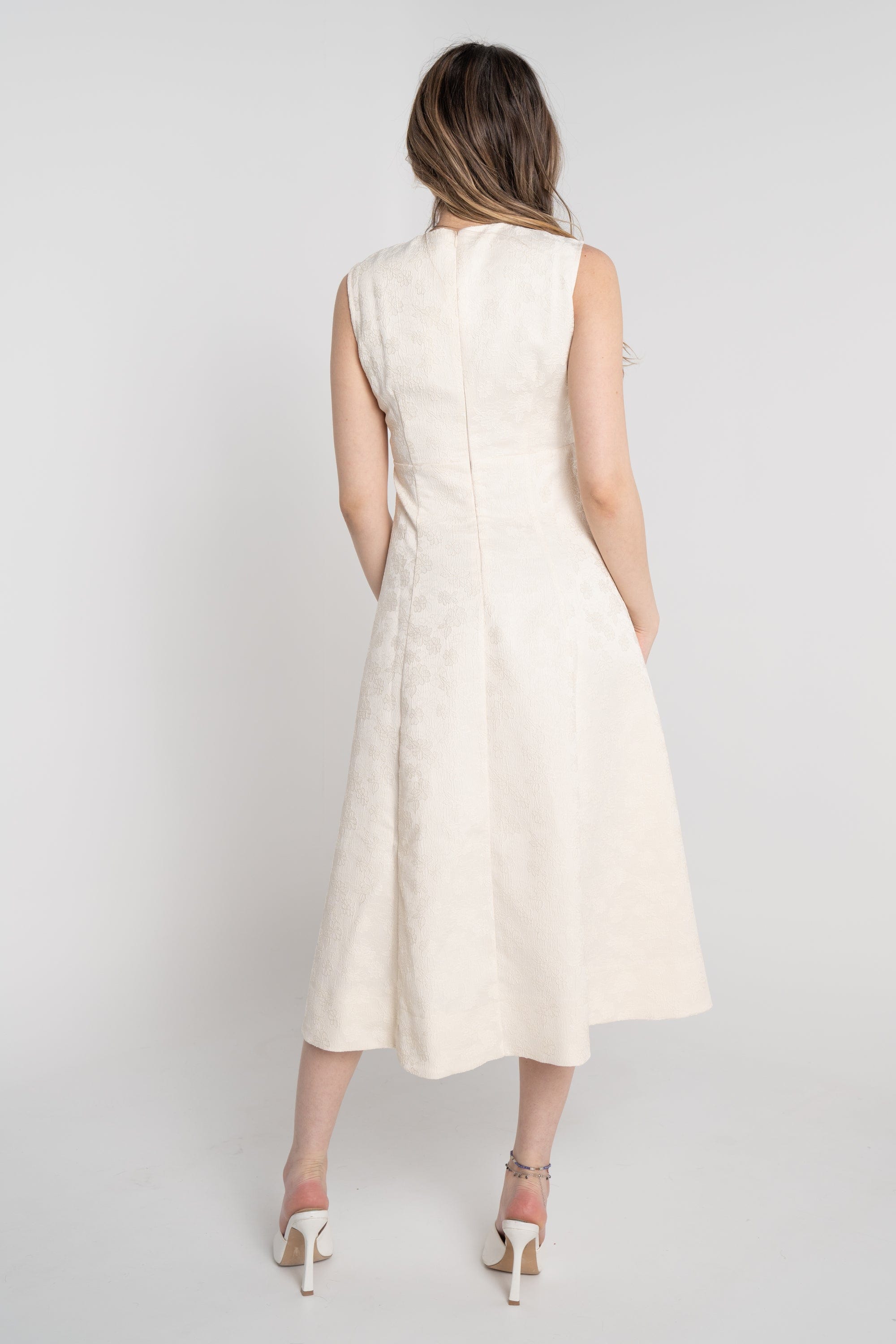 ู
ููุง ูุณุชุงู ู
ูุฏู ุจุฏูู ุฃูู
ุงู
ู
ุฒู
ูู
ูู
ุฒูู ุจุฃุฒุฑุงุฑ ุนูู ุงูุตุฏุฑ