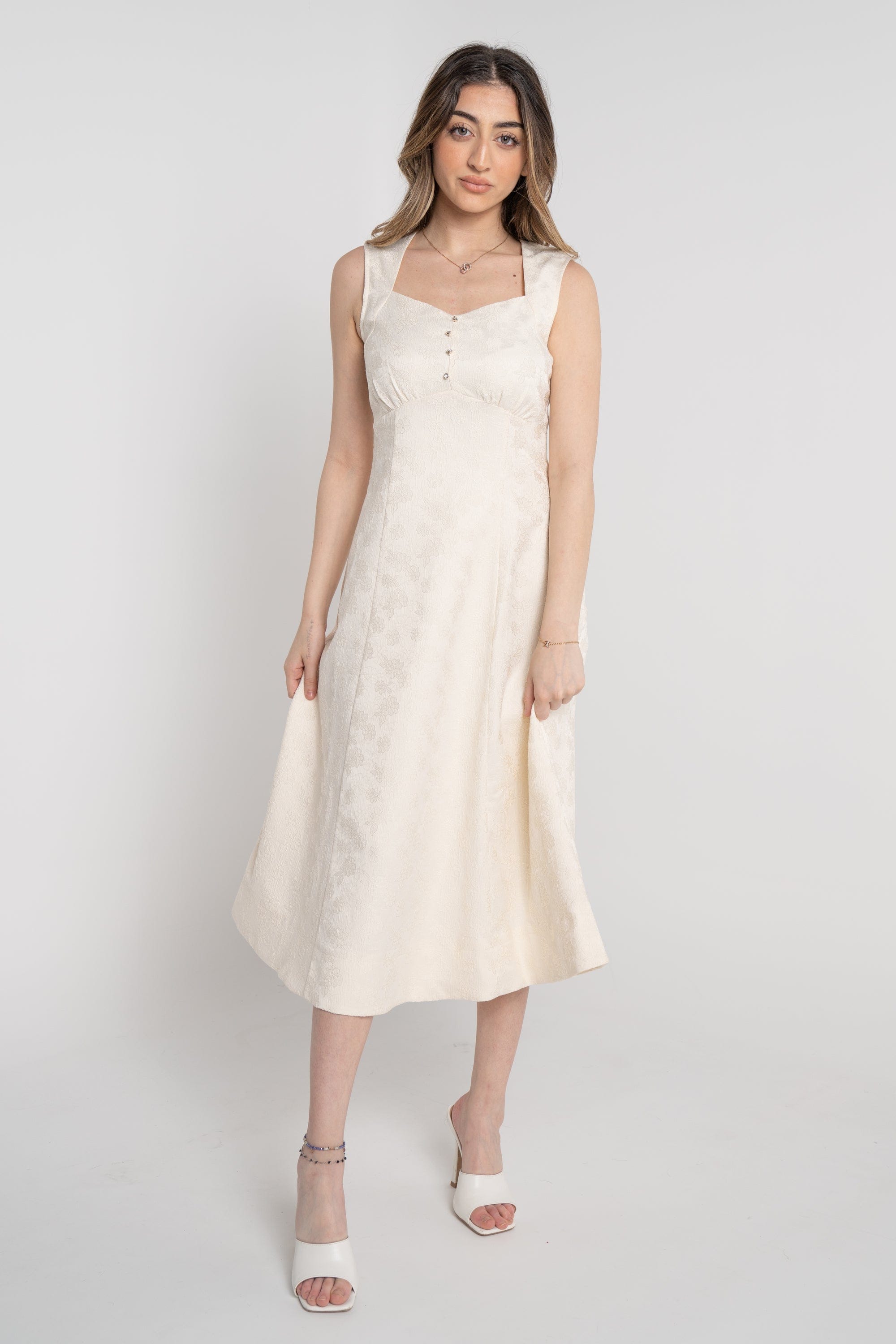 ู
ููุง ูุณุชุงู ู
ูุฏู ุจุฏูู ุฃูู
ุงู
ู
ุฒู
ูู
ูู
ุฒูู ุจุฃุฒุฑุงุฑ ุนูู ุงูุตุฏุฑ