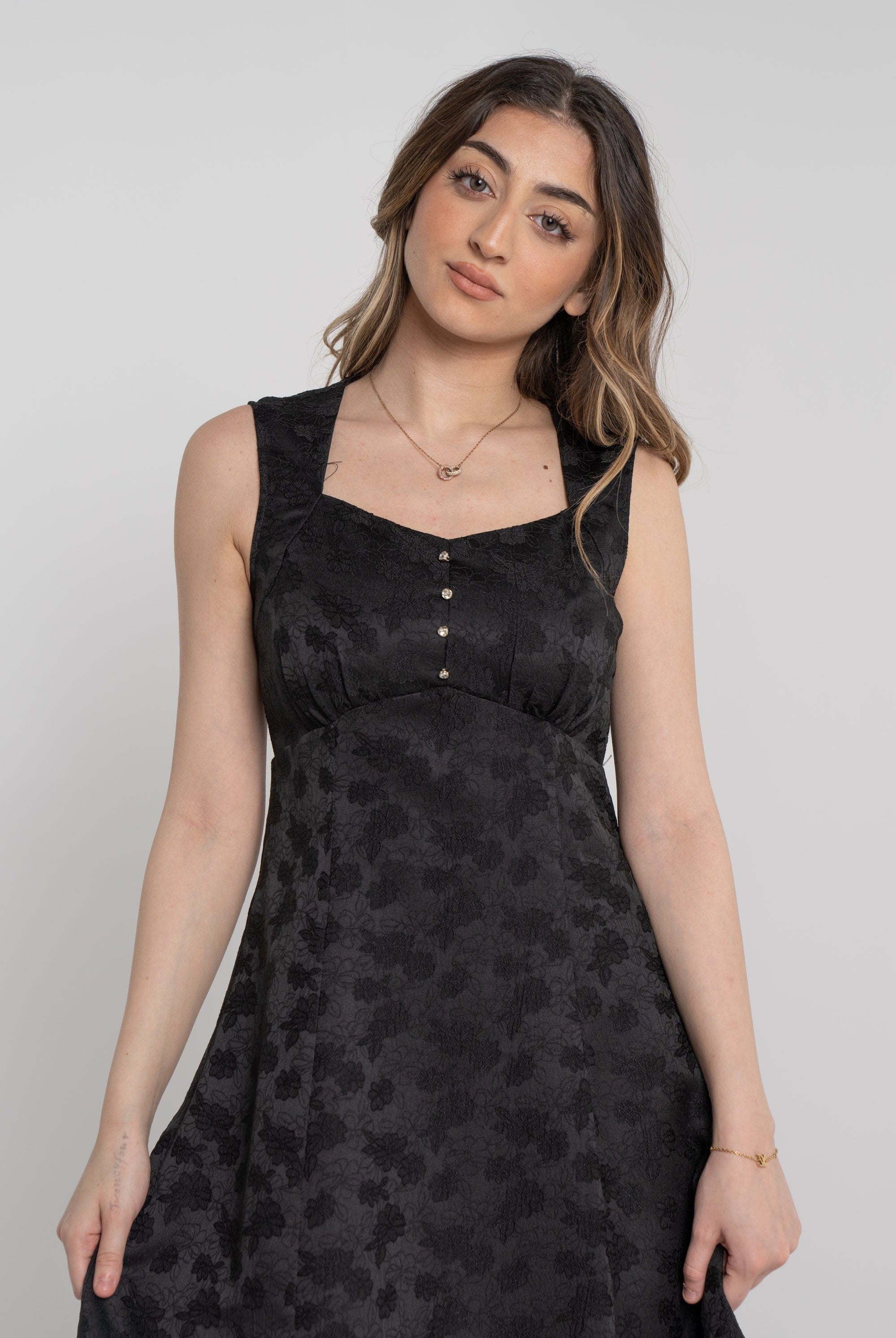 ميكا فستان ميدي بدون أكمام مزموم ومزين بأزرار على الصدر