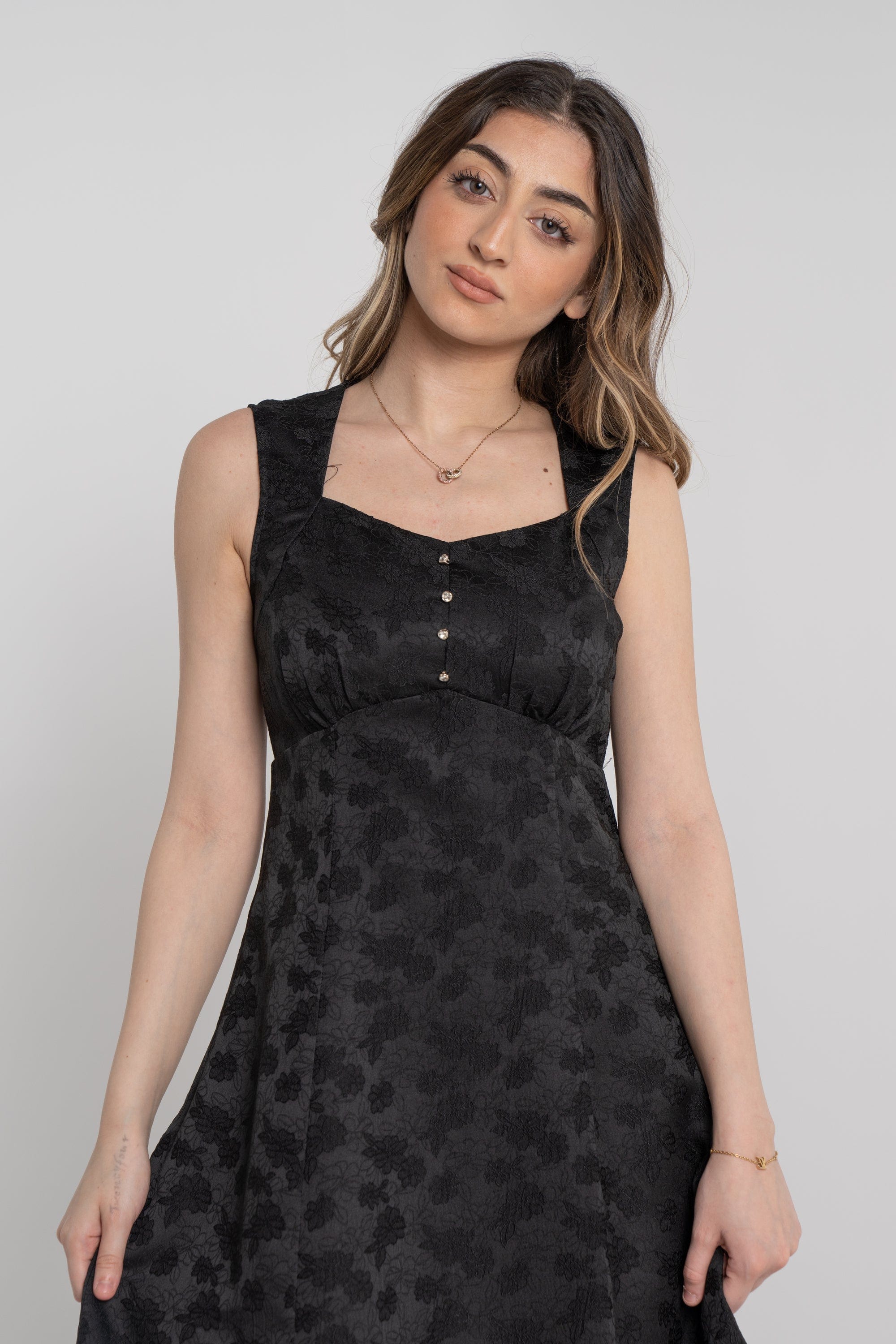 ู
ููุง ูุณุชุงู ู
ูุฏู ุจุฏูู ุฃูู
ุงู
ู
ุฒู
ูู
ูู
ุฒูู ุจุฃุฒุฑุงุฑ ุนูู ุงูุตุฏุฑ